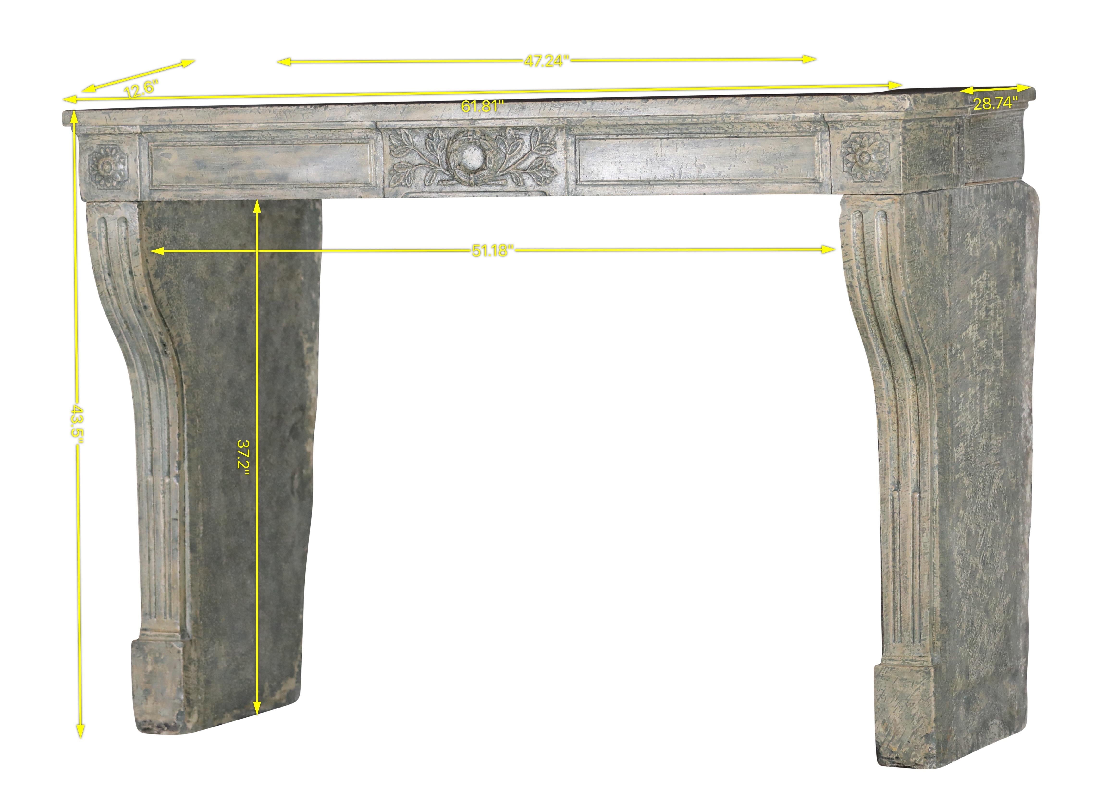 Repisa de chimenea antigua de piedra caliza patinada para una decoración elegante Luis XVI en venta