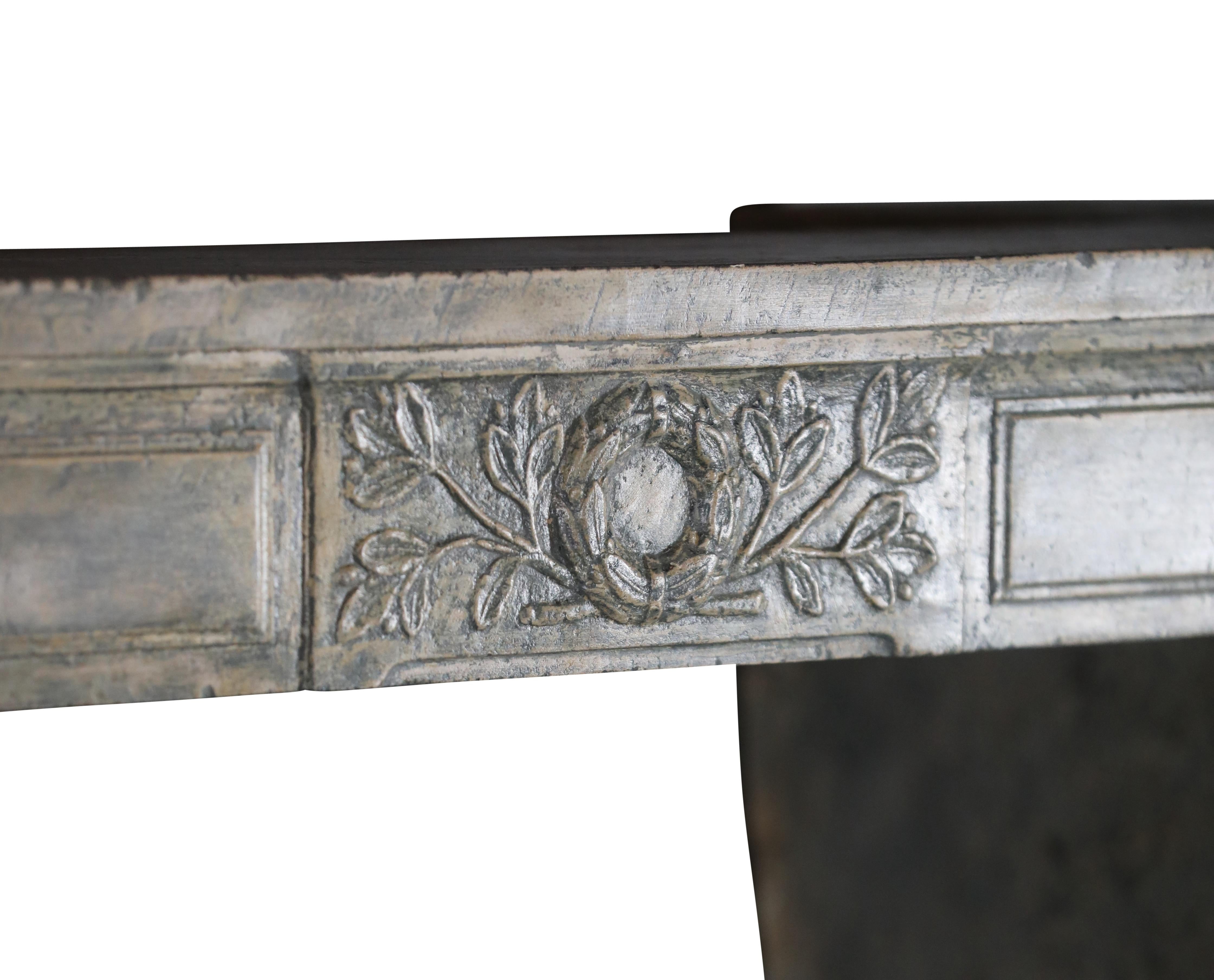 Repisa de chimenea antigua de piedra caliza patinada para una decoración elegante Francés en venta