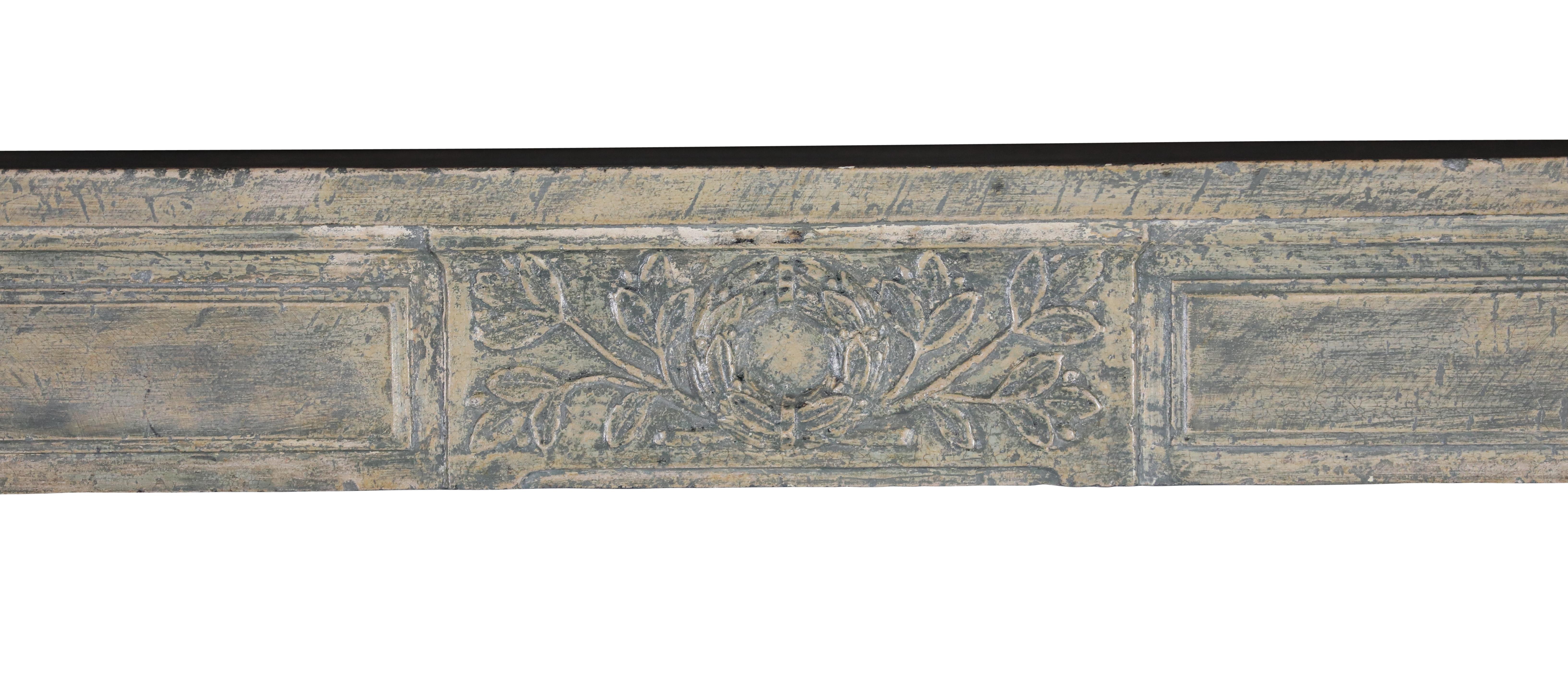 Repisa de chimenea antigua de piedra caliza patinada para una decoración elegante Tallado a mano en venta