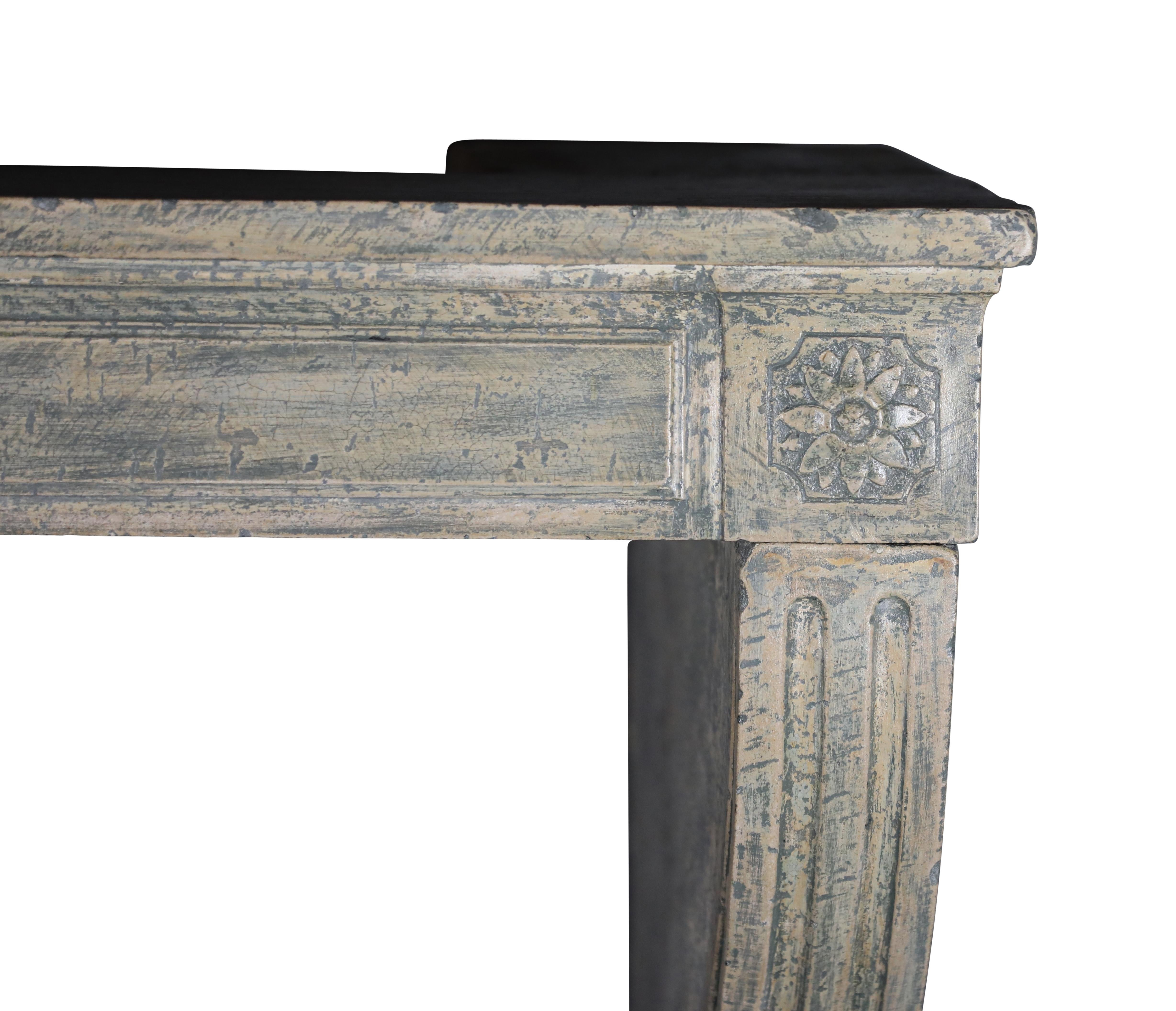 Repisa de chimenea antigua de piedra caliza patinada para una decoración elegante en Excelente estado para la venta en Beervelde, BE