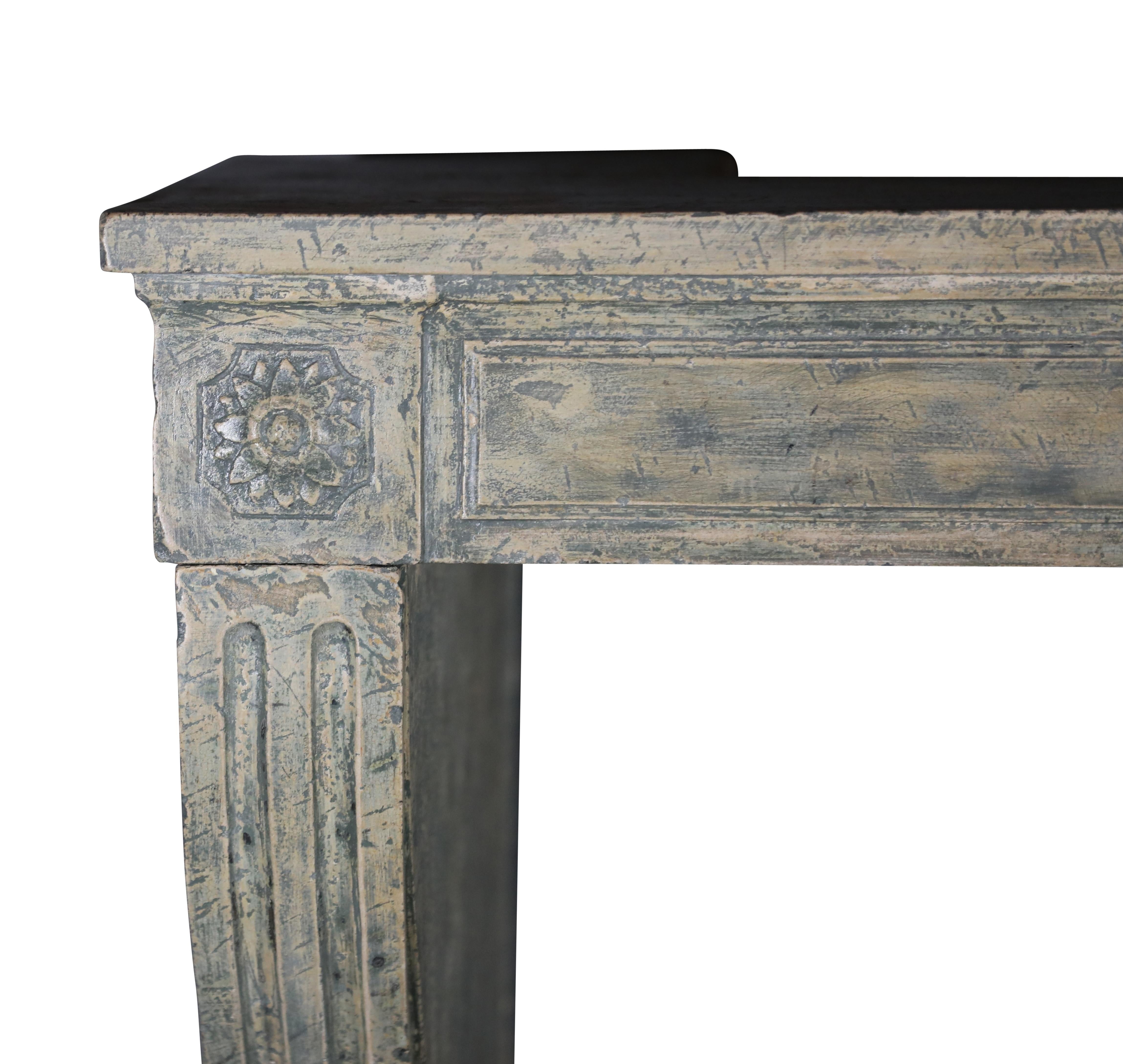 Repisa de chimenea antigua de piedra caliza patinada para una decoración elegante siglo XVIII y antes en venta