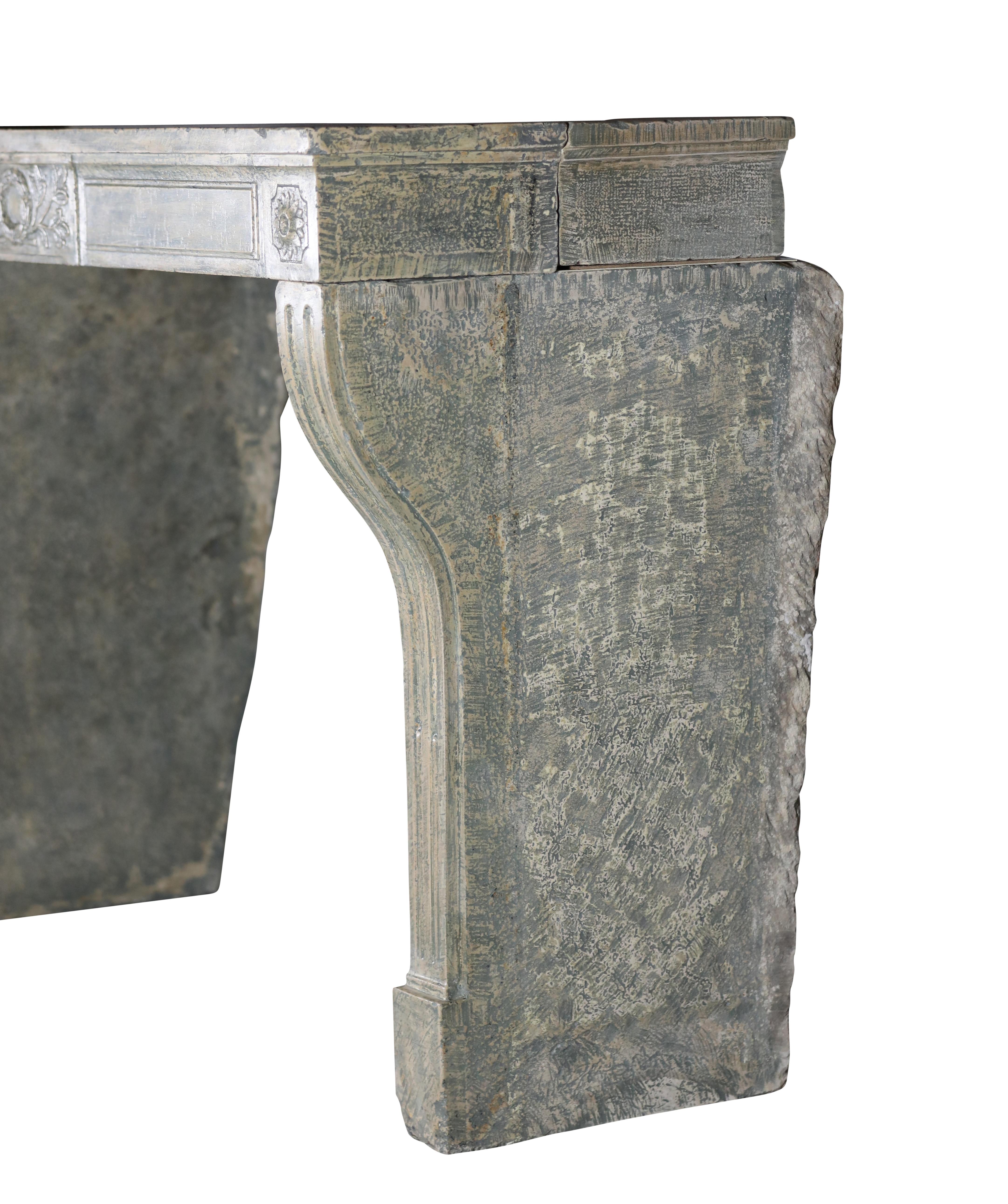 Repisa de chimenea antigua de piedra caliza patinada para una decoración elegante Piedra en venta
