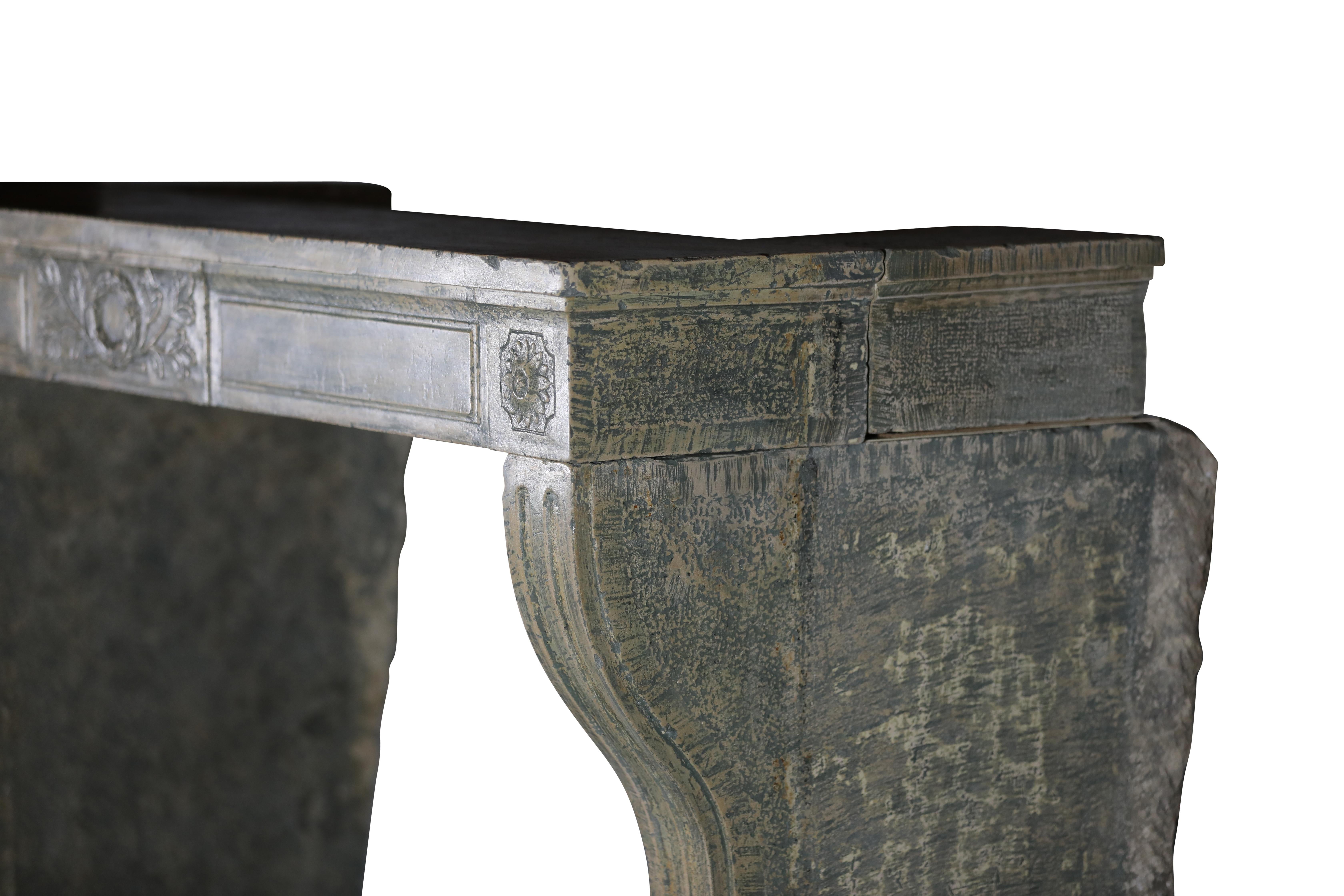 Repisa de chimenea antigua de piedra caliza patinada para una decoración elegante en venta 1