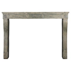 Camino antico in pietra calcarea con patina per un arredamento elegante