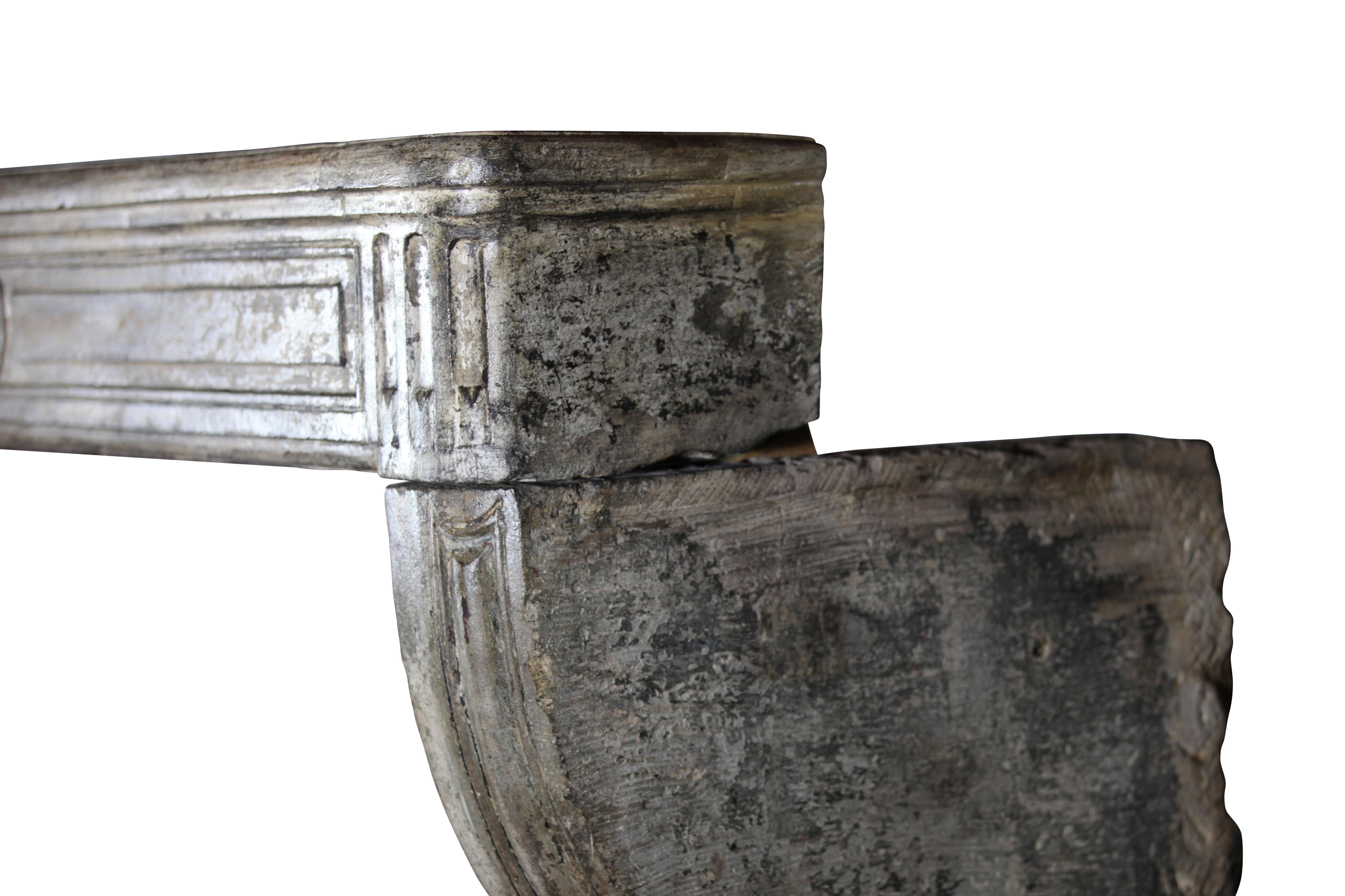 Repisa de chimenea antigua de piedra caliza patinada en venta 2