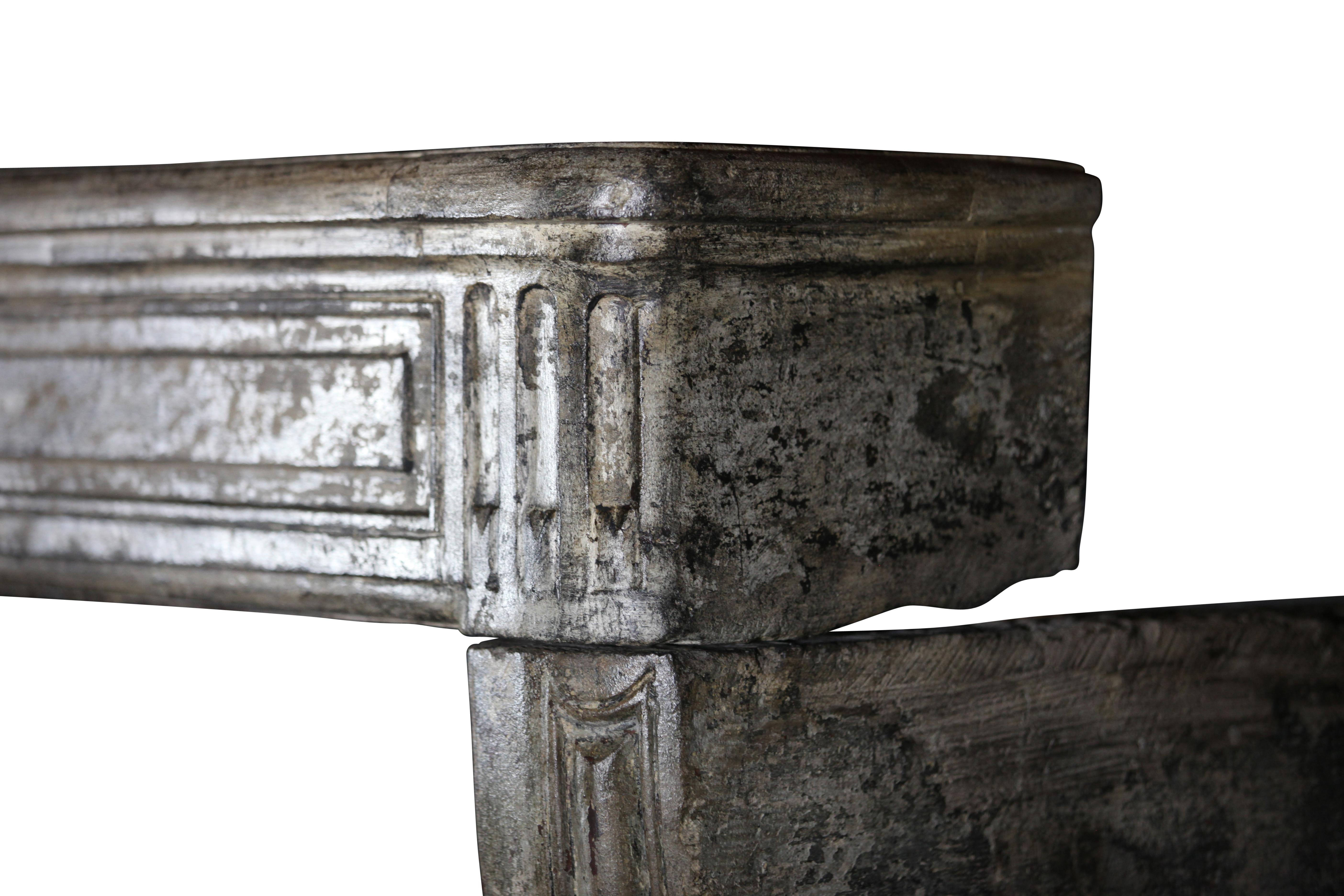 Repisa de chimenea antigua de piedra caliza patinada en venta 3