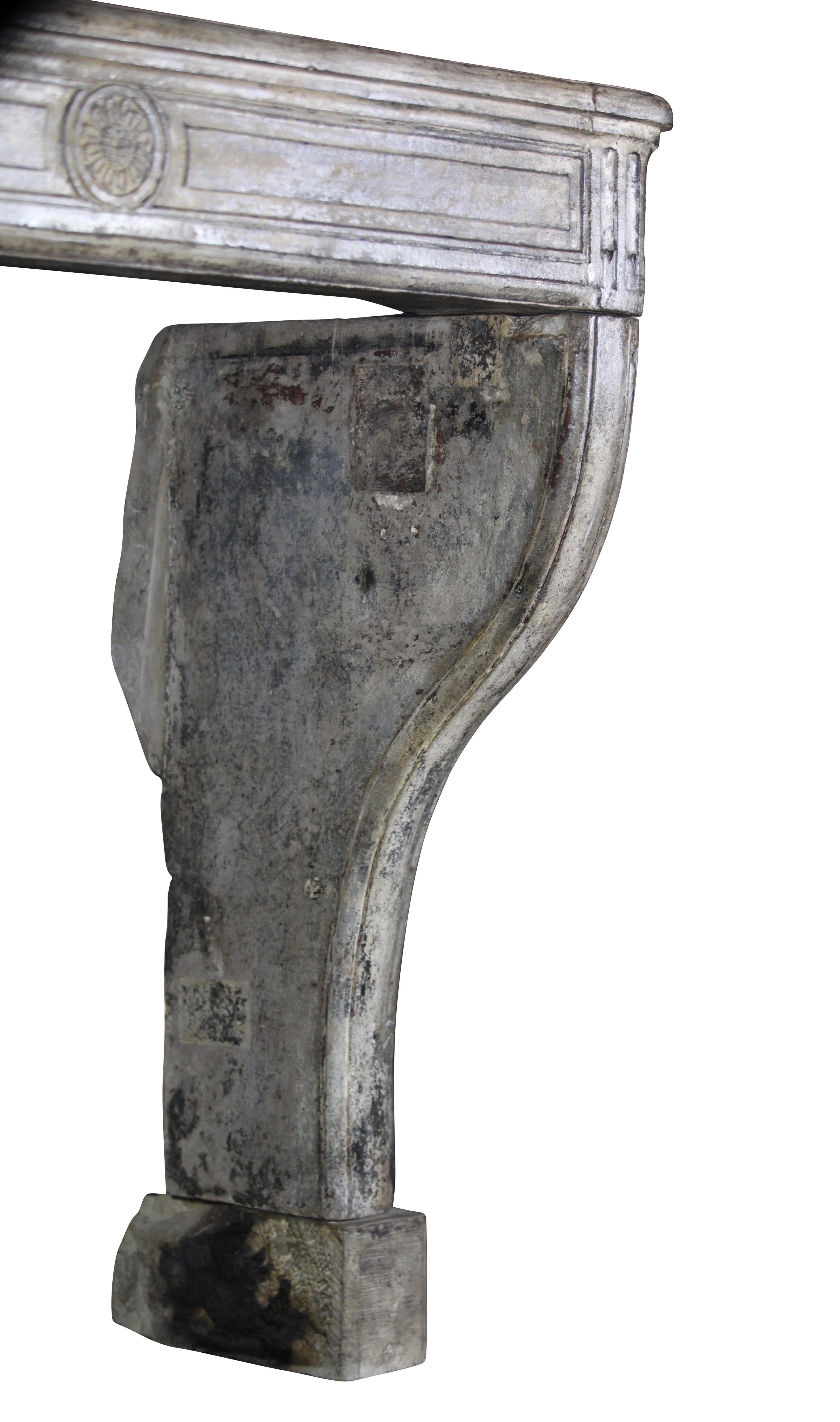 Repisa de chimenea antigua de piedra caliza patinada en venta 4