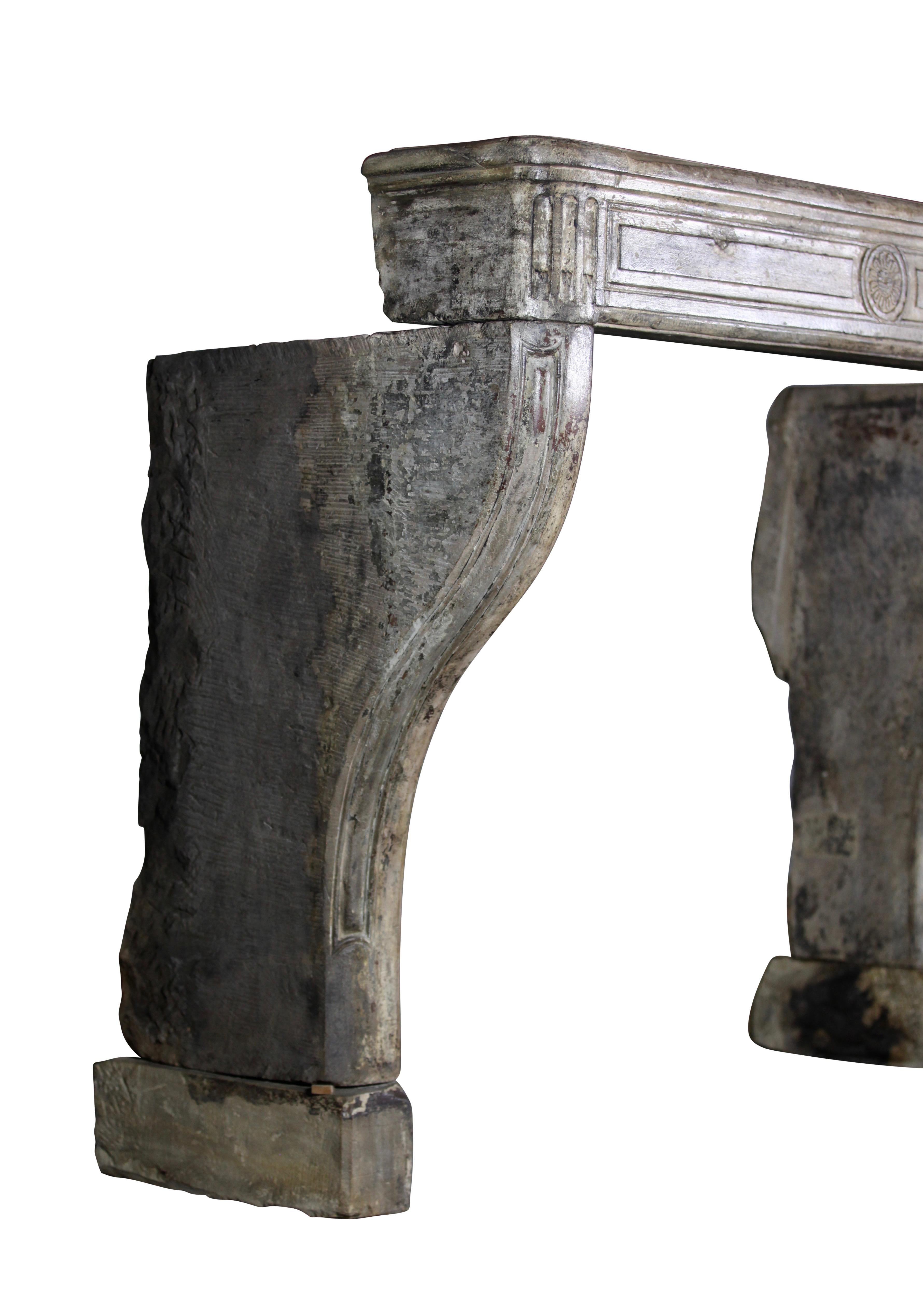 Repisa de chimenea antigua de piedra caliza patinada en venta 5