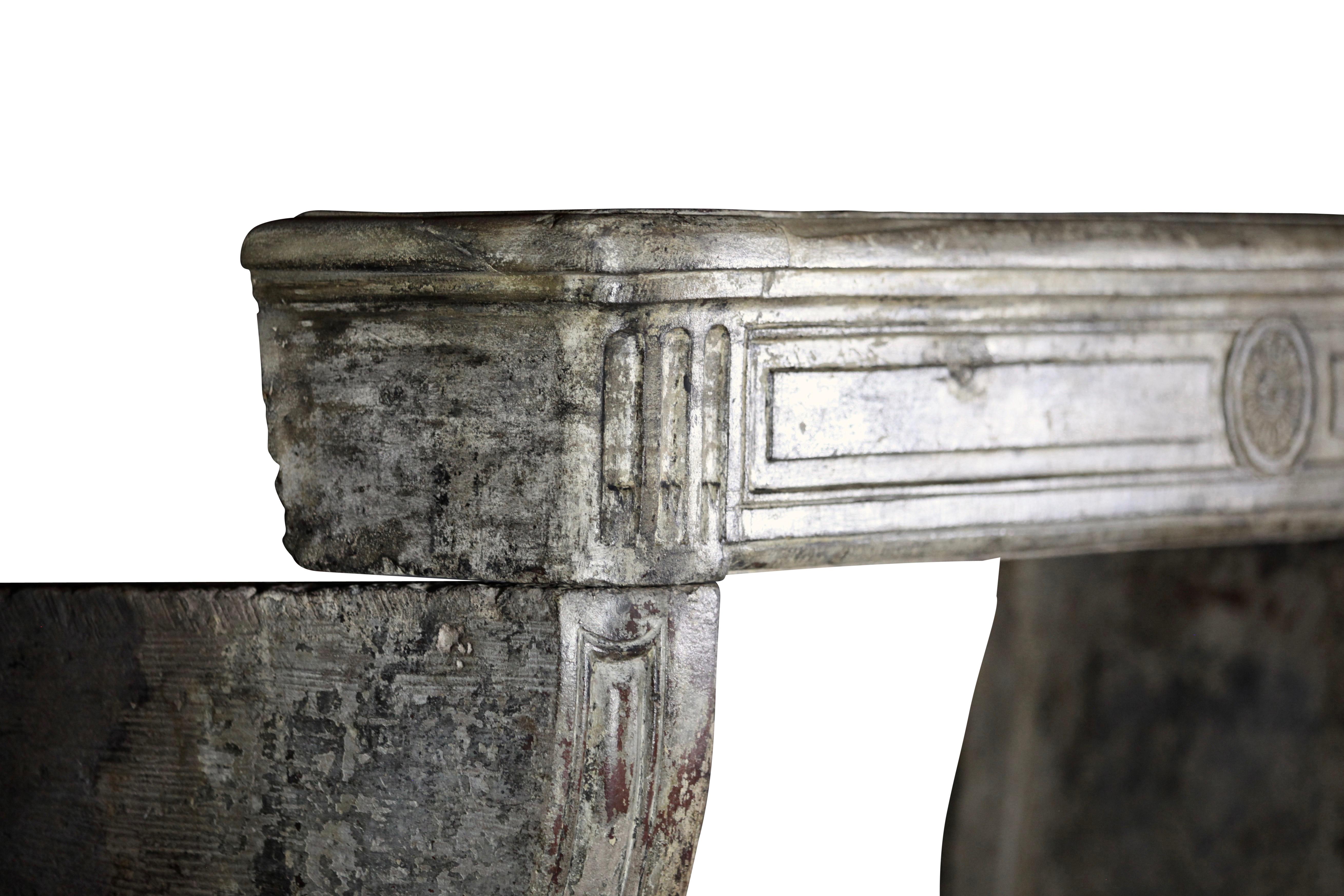 Repisa de chimenea antigua de piedra caliza patinada en venta 6