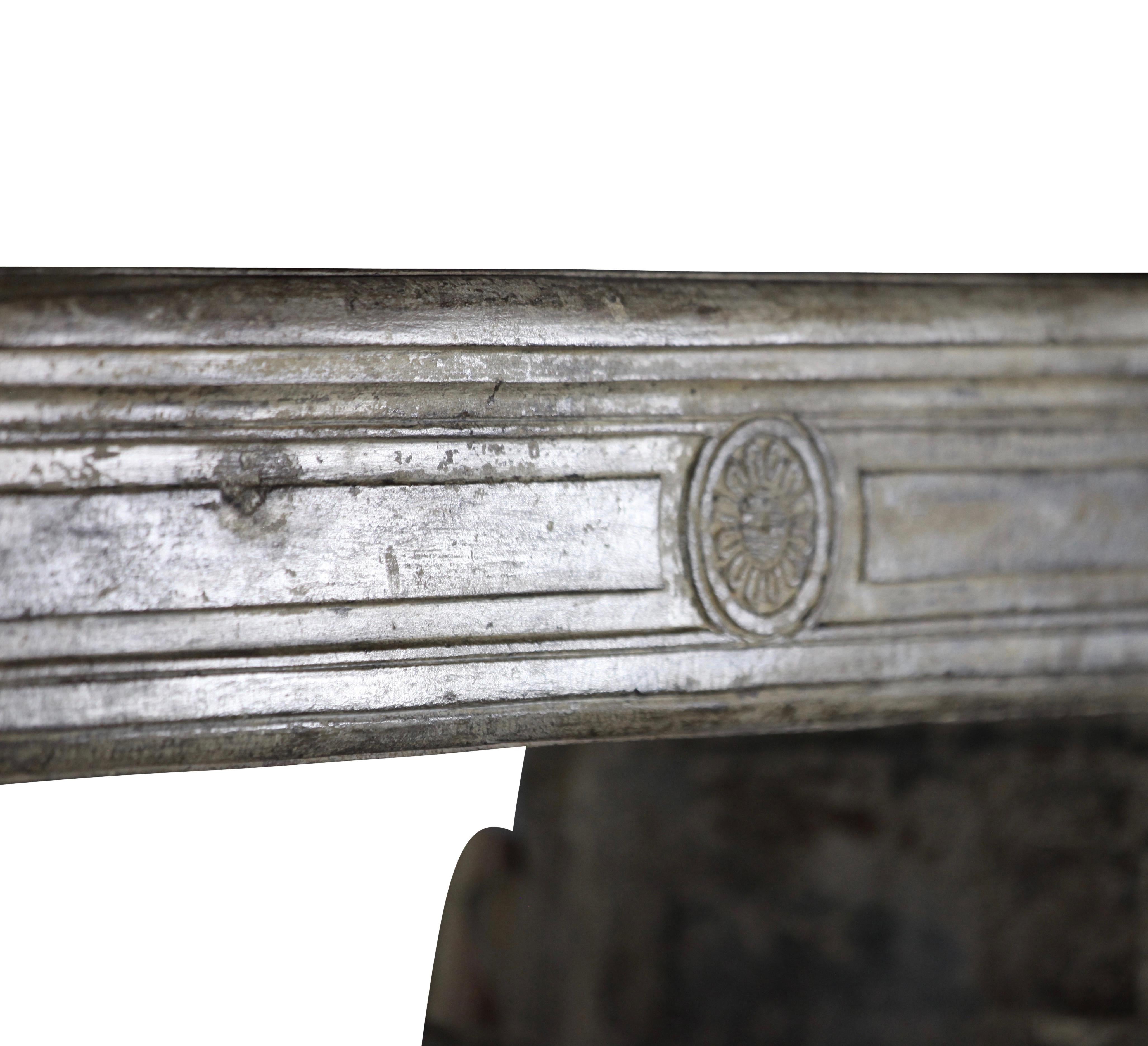 Repisa de chimenea antigua de piedra caliza patinada en venta 7