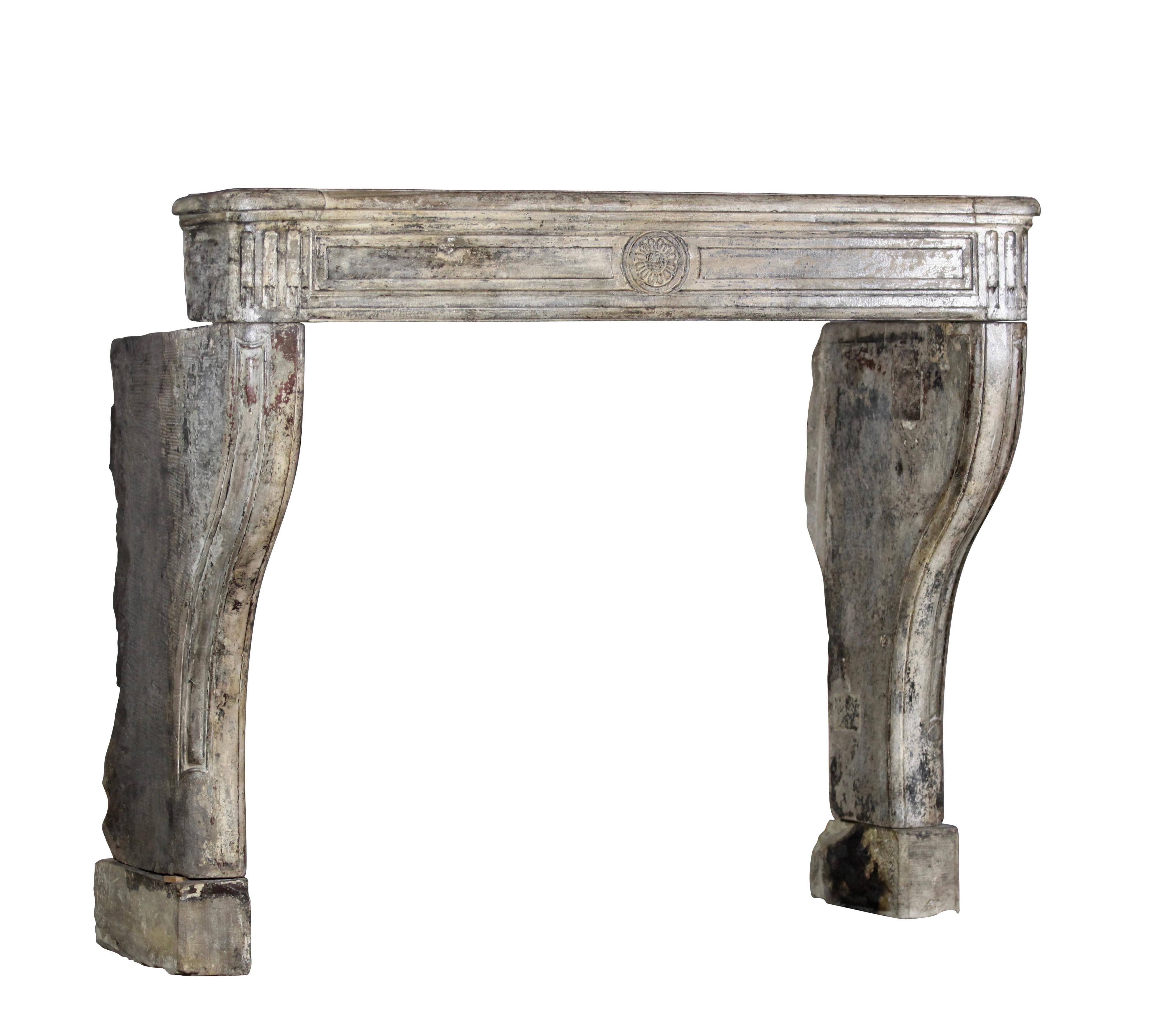 Repisa de chimenea antigua de piedra caliza patinada en venta 8