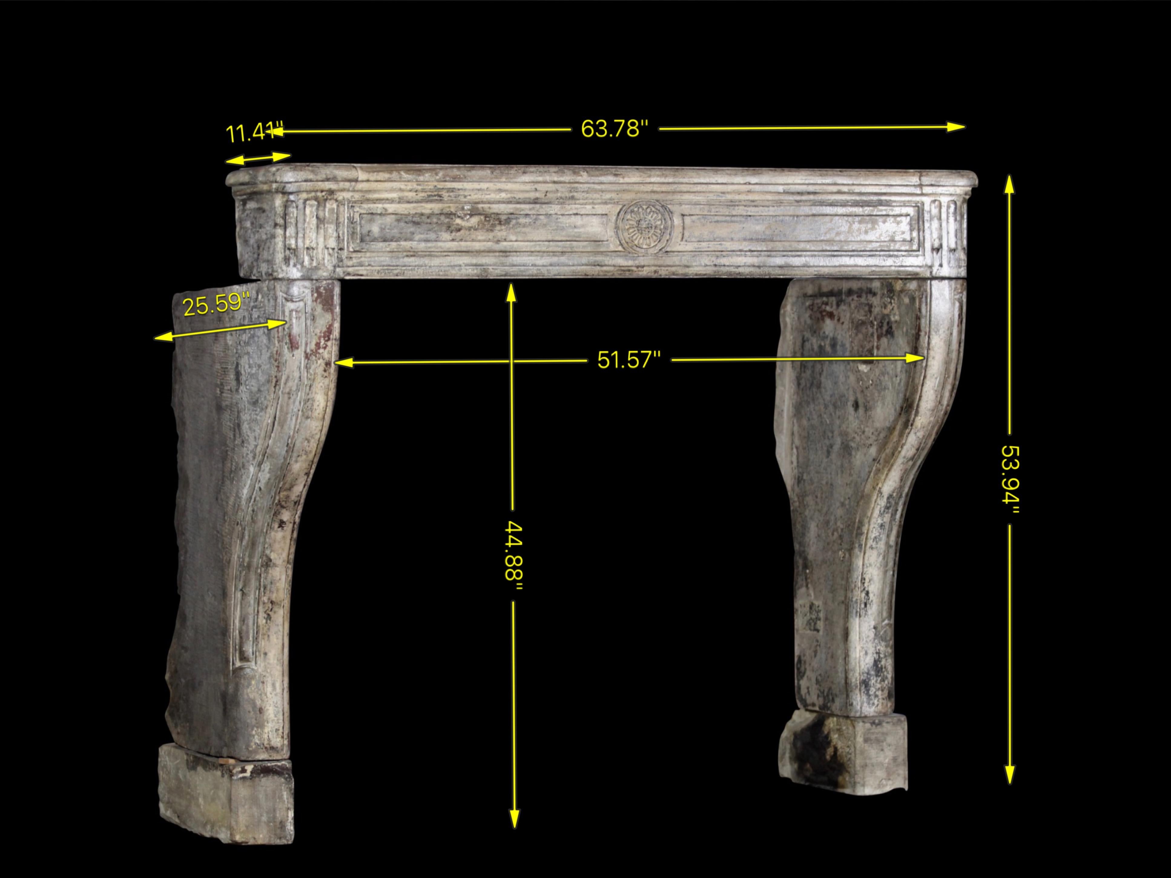 Repisa de chimenea antigua de piedra caliza patinada Luis XVI en venta