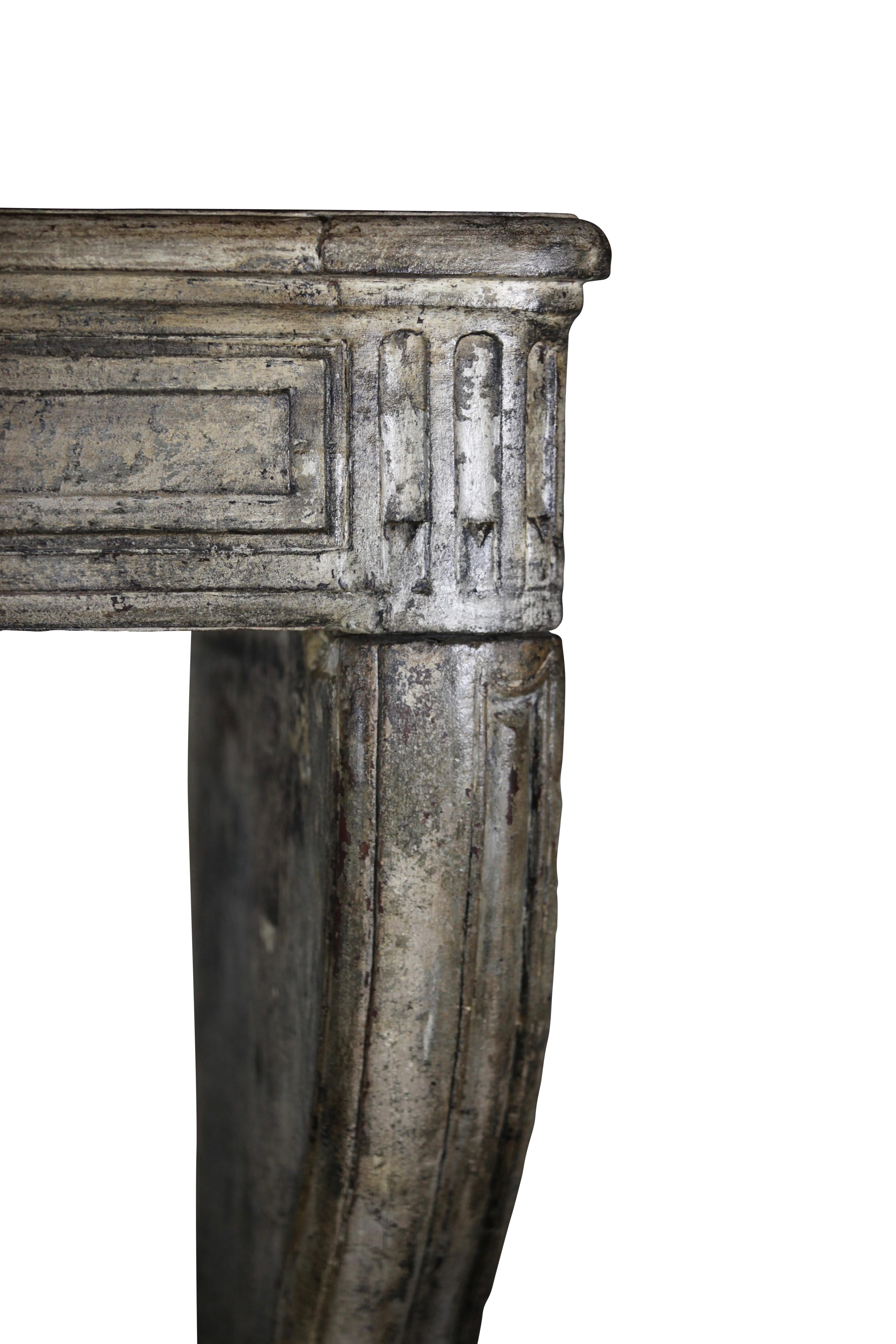 Repisa de chimenea antigua de piedra caliza patinada Tallado a mano en venta