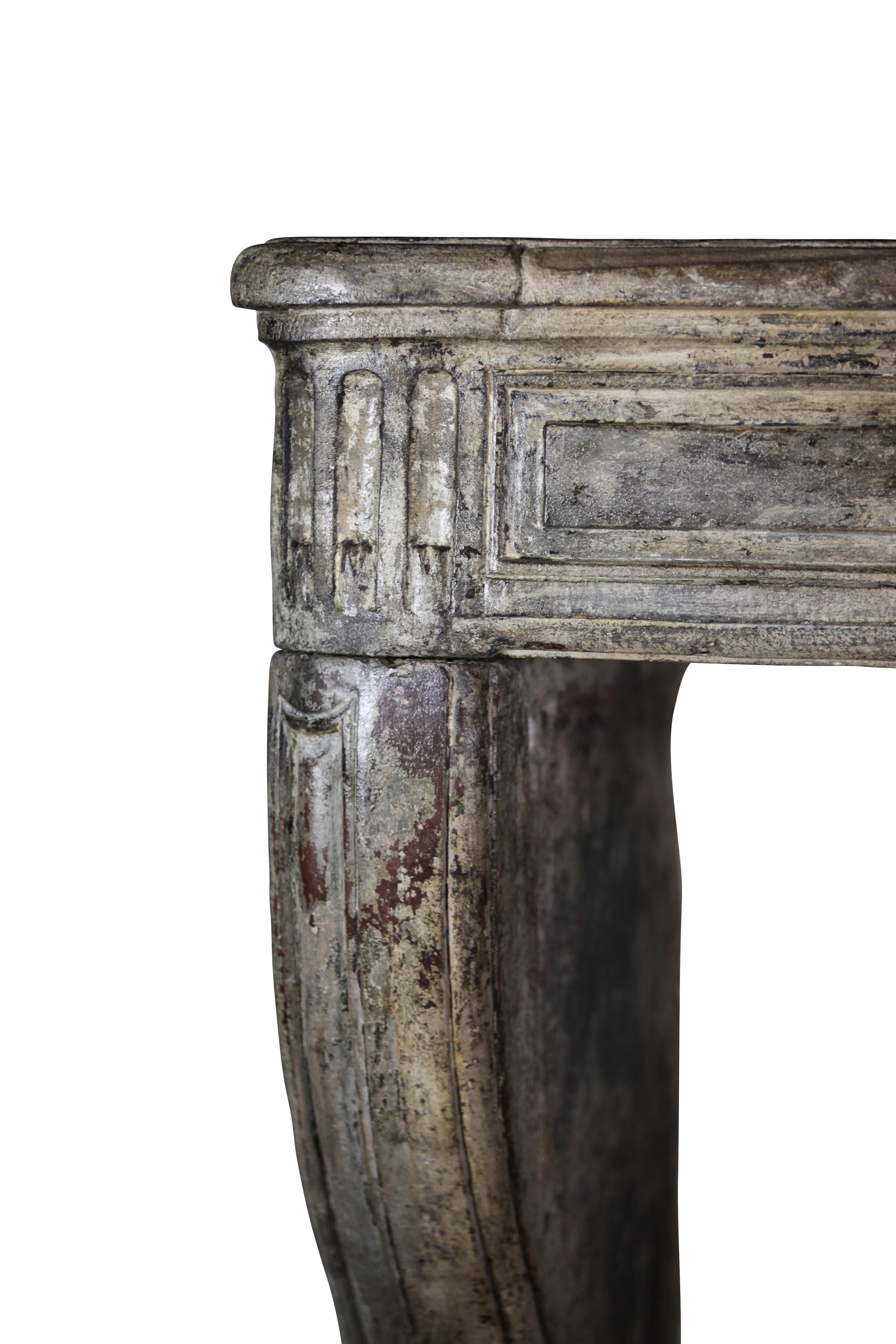 Repisa de chimenea antigua de piedra caliza patinada en Excelente estado para la venta en Beervelde, BE