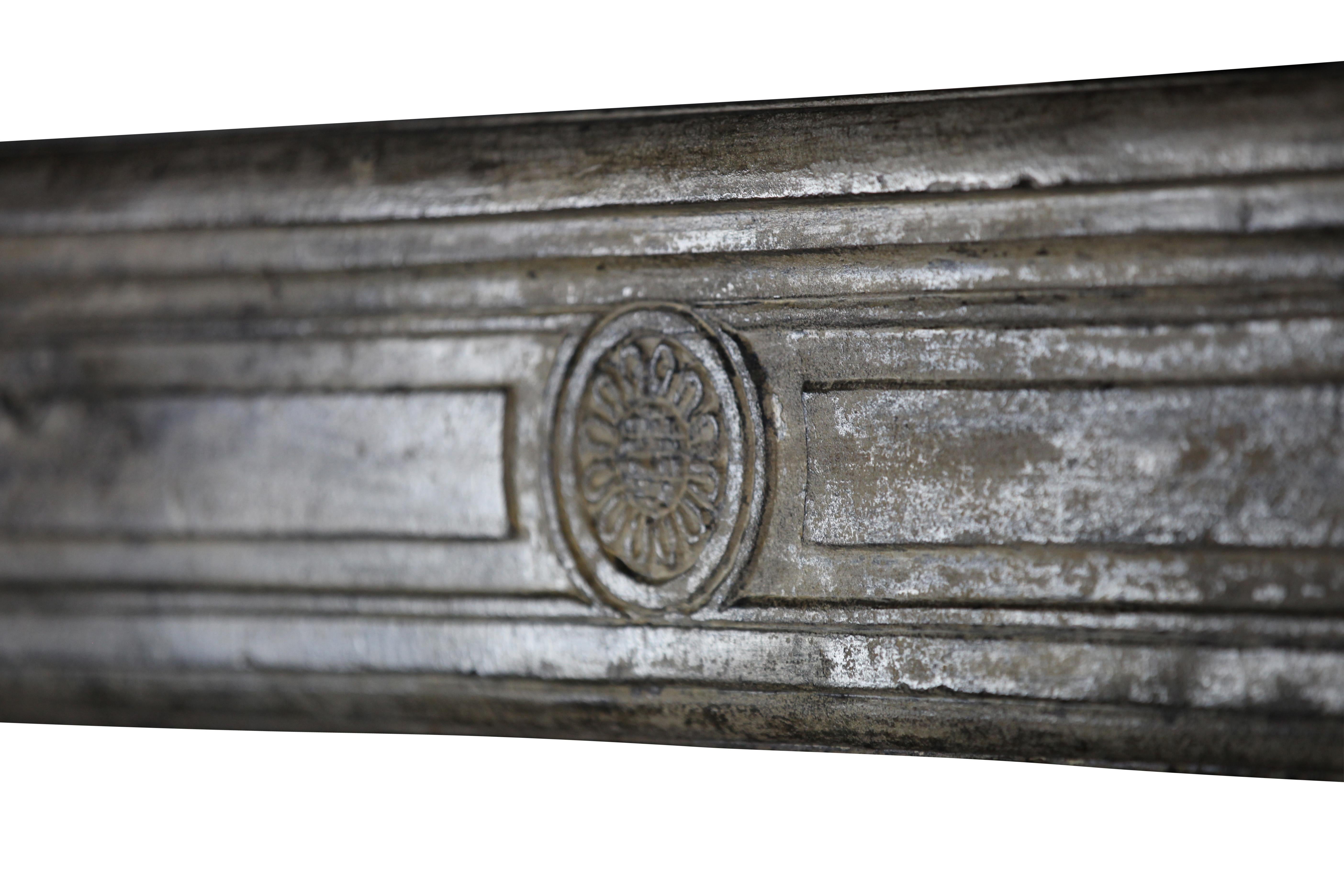 Repisa de chimenea antigua de piedra caliza patinada siglo XVIII y antes en venta