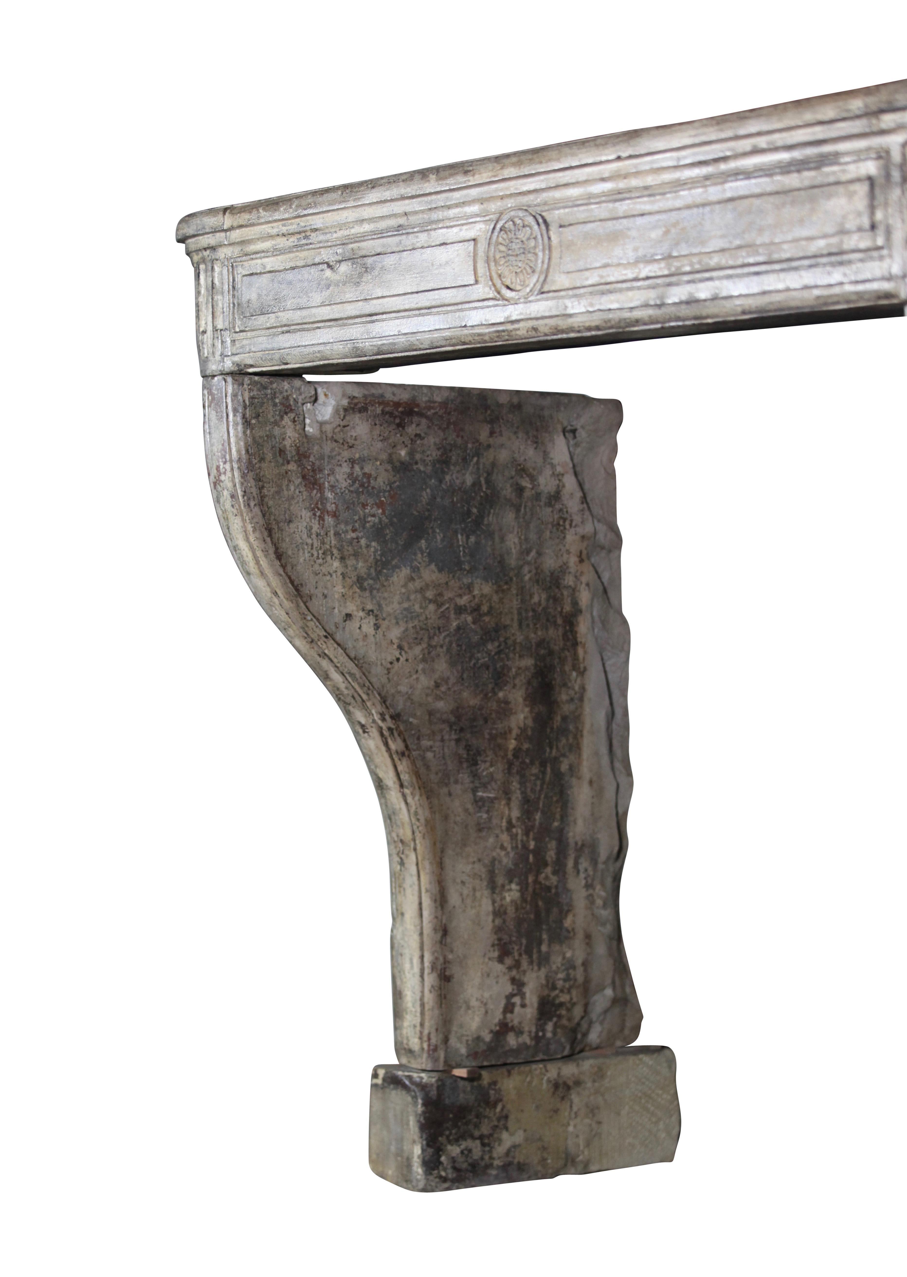 Repisa de chimenea antigua de piedra caliza patinada en venta 1