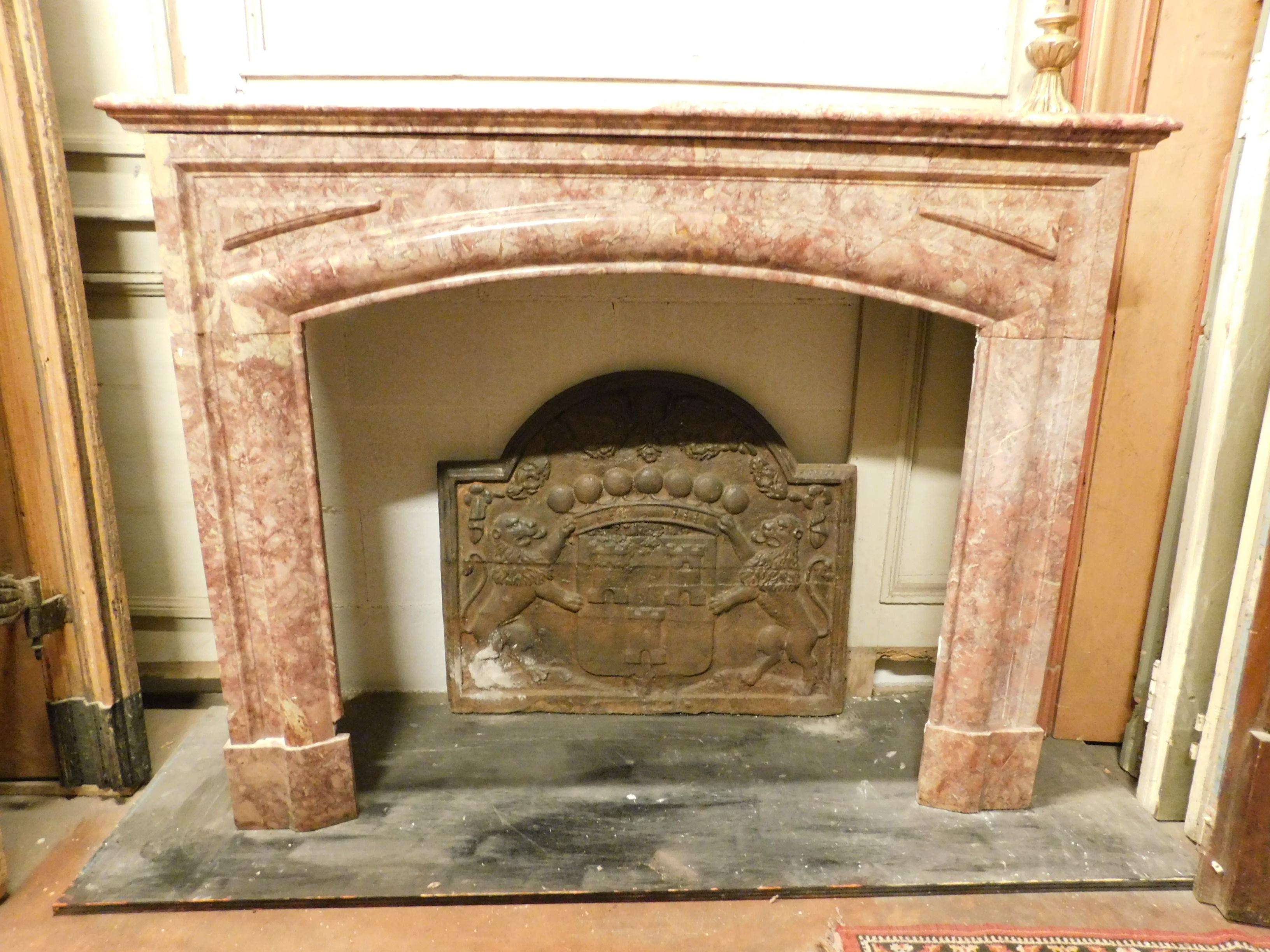 Antique Fireplace Mantel in Red Marble, Linear, 1800, Italy For Sale 2
