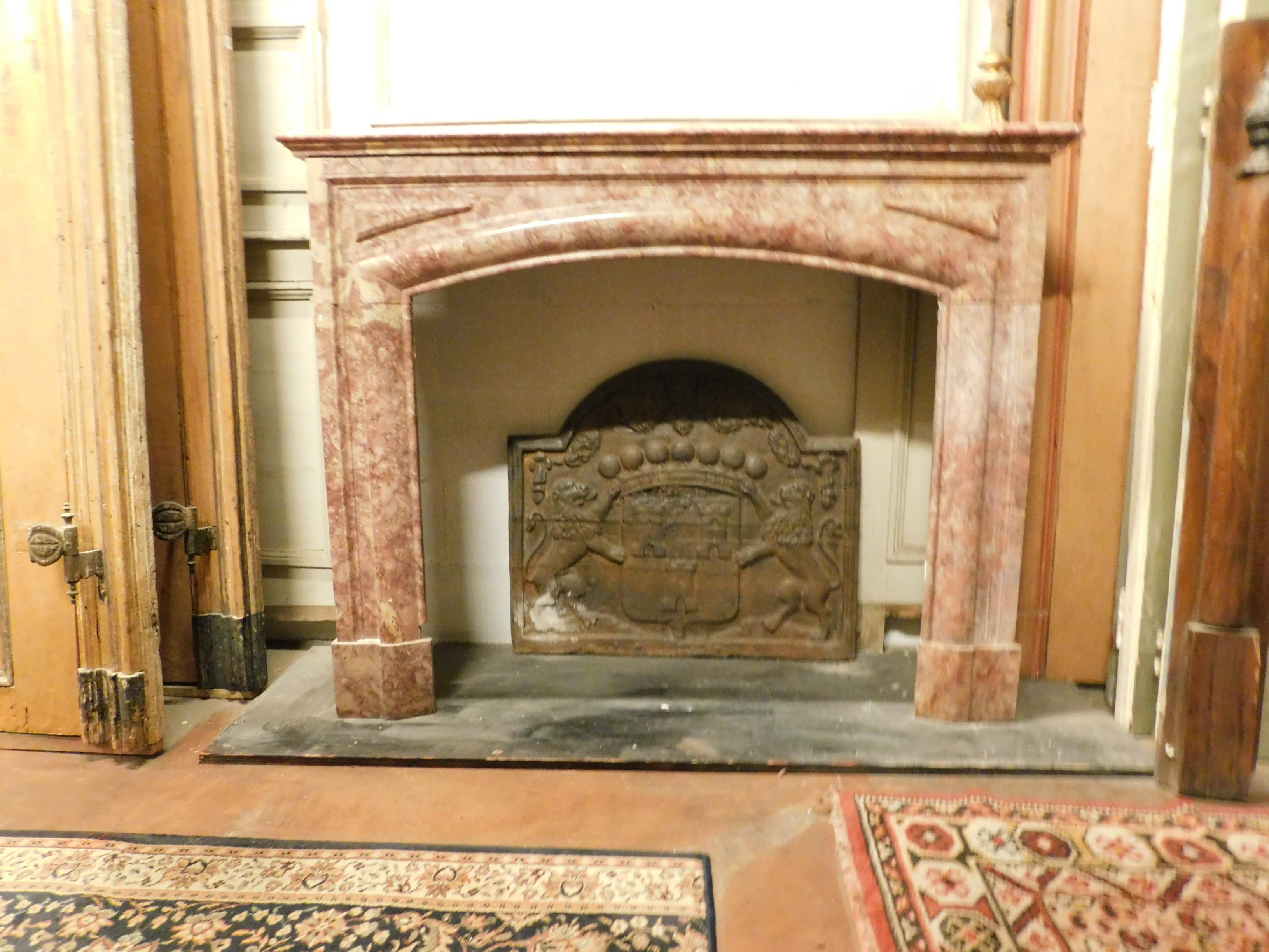 Antique fireplace in red marble, linear with beautiful shapes with a vaulted mouth, suitable for many interiors, even modern but refined, given the minimal aspect, coming from a 1800s home in Italy