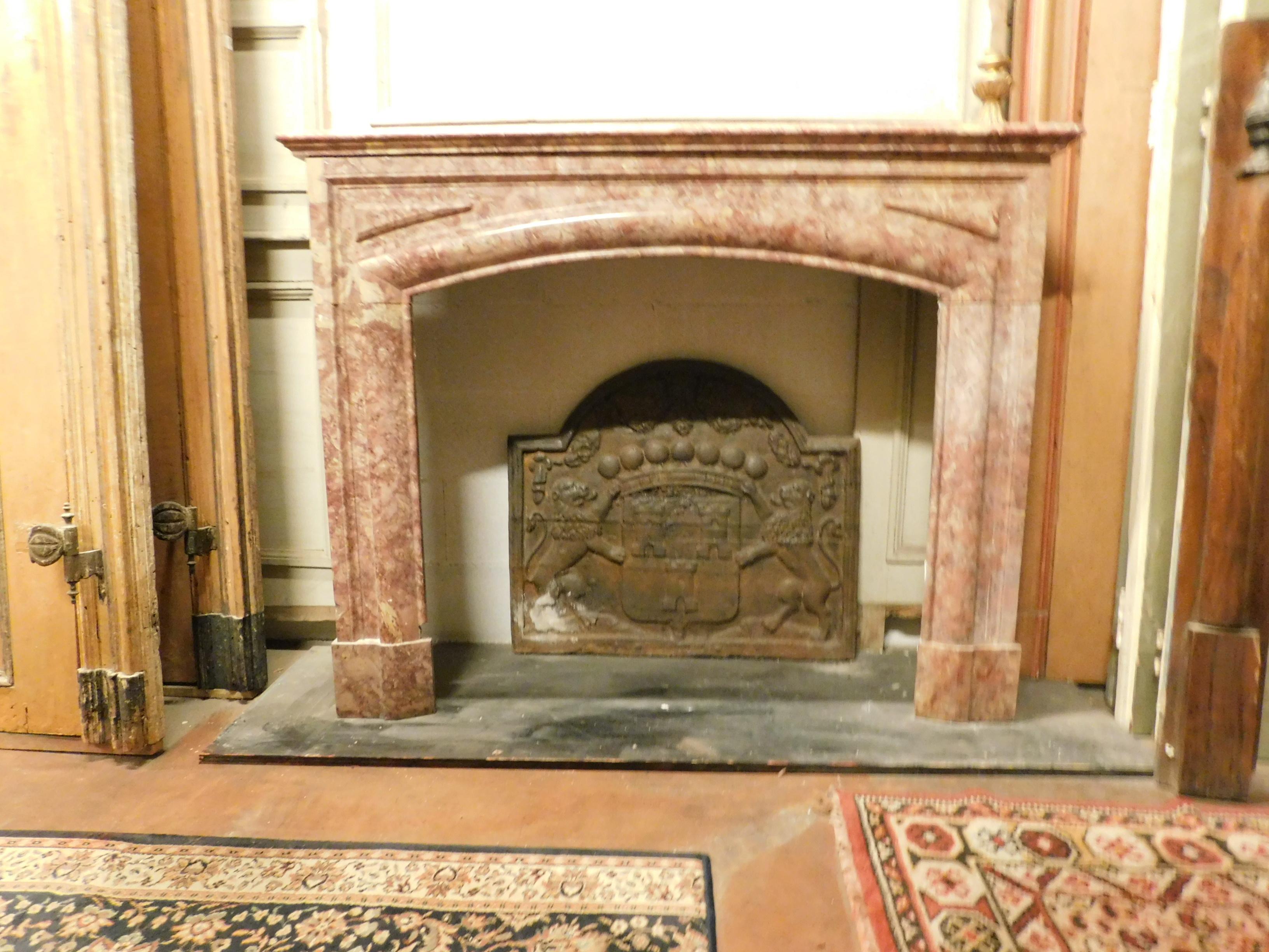 Chimenea antigua de mármol rojo, lineal de bellas formas con boca abovedada, adecuada para muchos interiores, incluso modernos pero refinados, dado el aspecto minimalista, procedente de una casa de 1800 en Italia