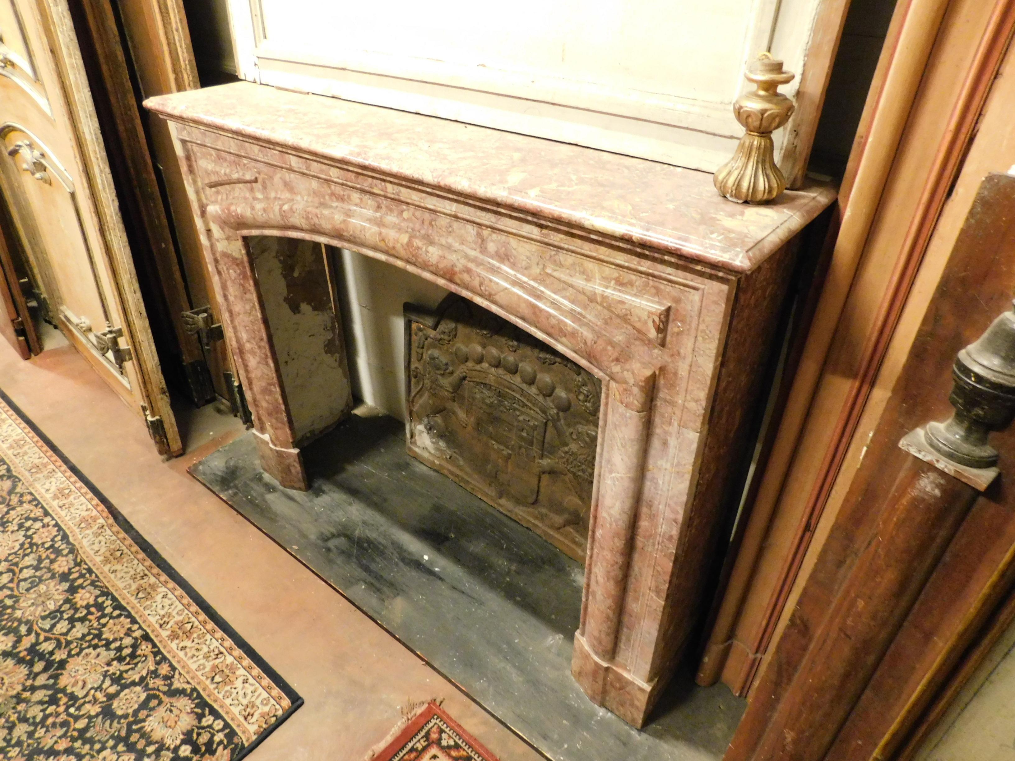 Antique Fireplace Mantel in Red Marble, Linear, 1800, Italy In Good Condition For Sale In Cuneo, Italy (CN)