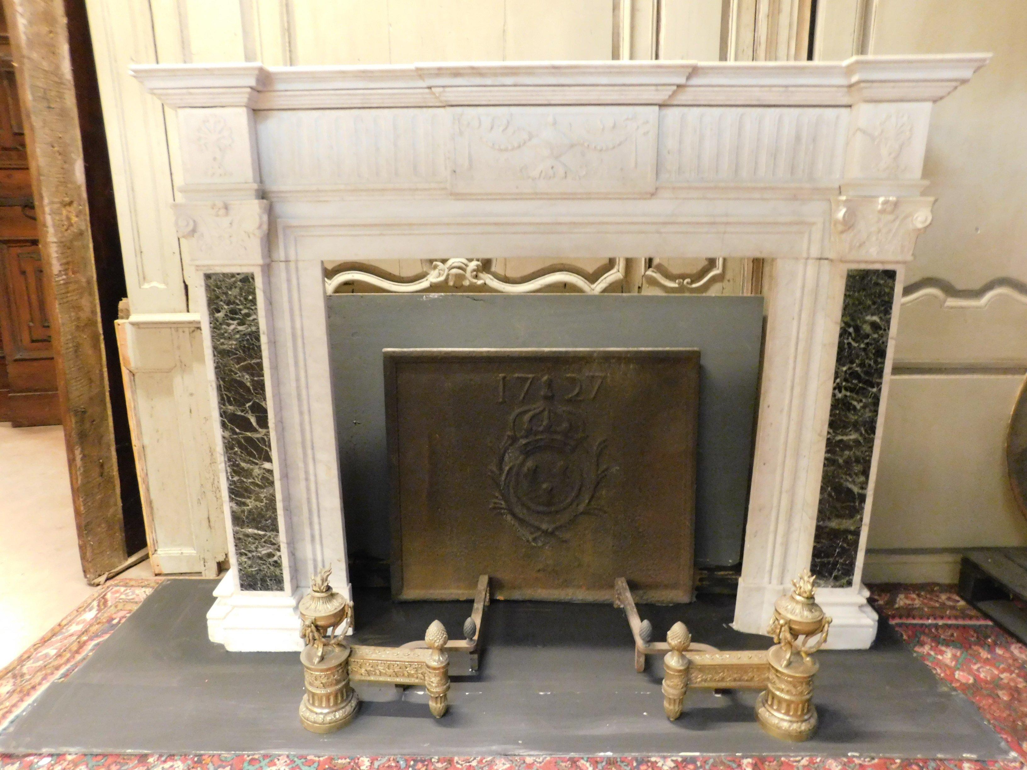Antique Fireplace Mantel in White Carrara Marble, Verde Alpi Marble Inlays, 1700 In Good Condition In Cuneo, Italy (CN)