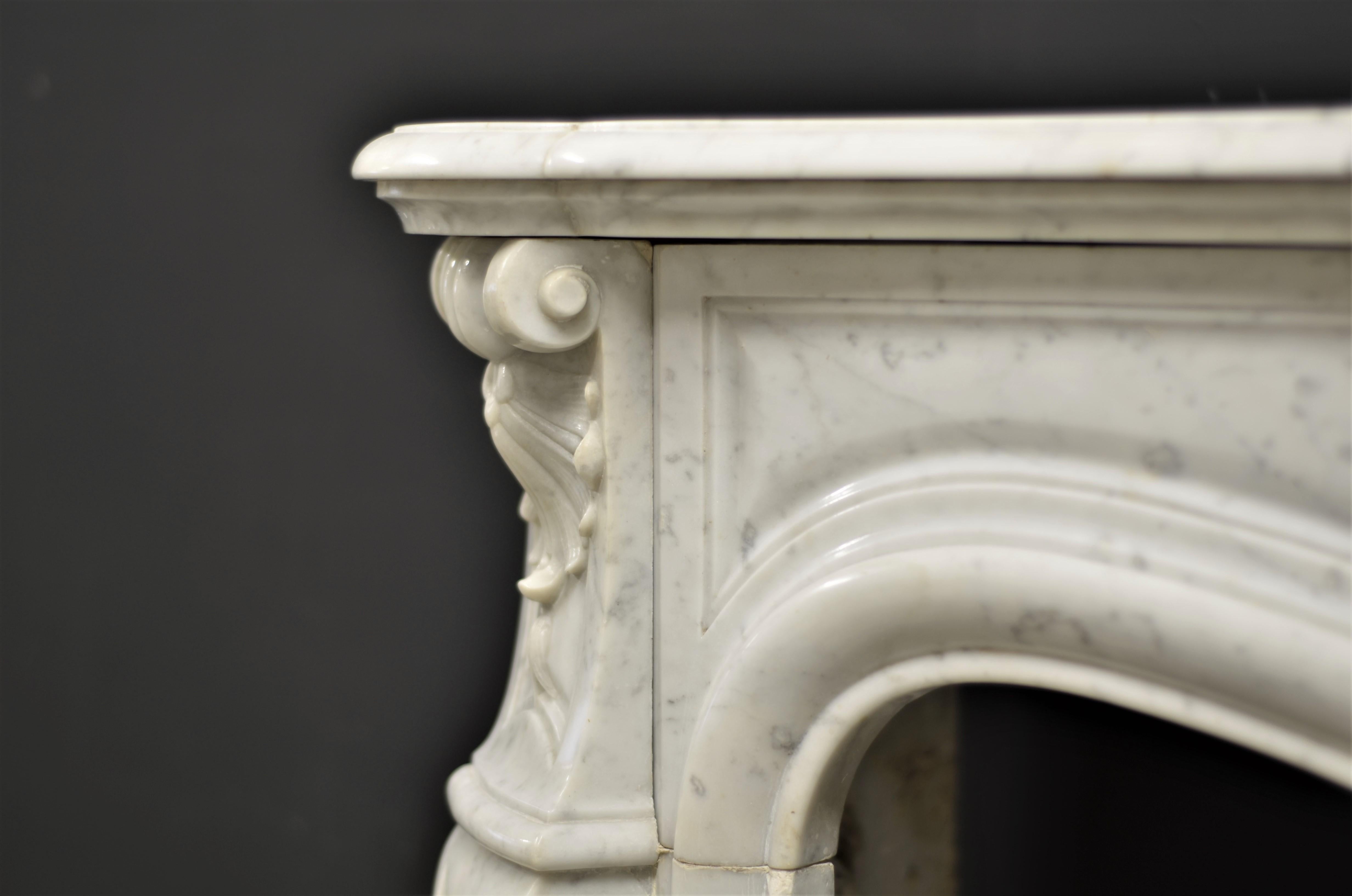 Antique Fireplace Mantel in White Marble In Good Condition In Haarlem, Noord-Holland