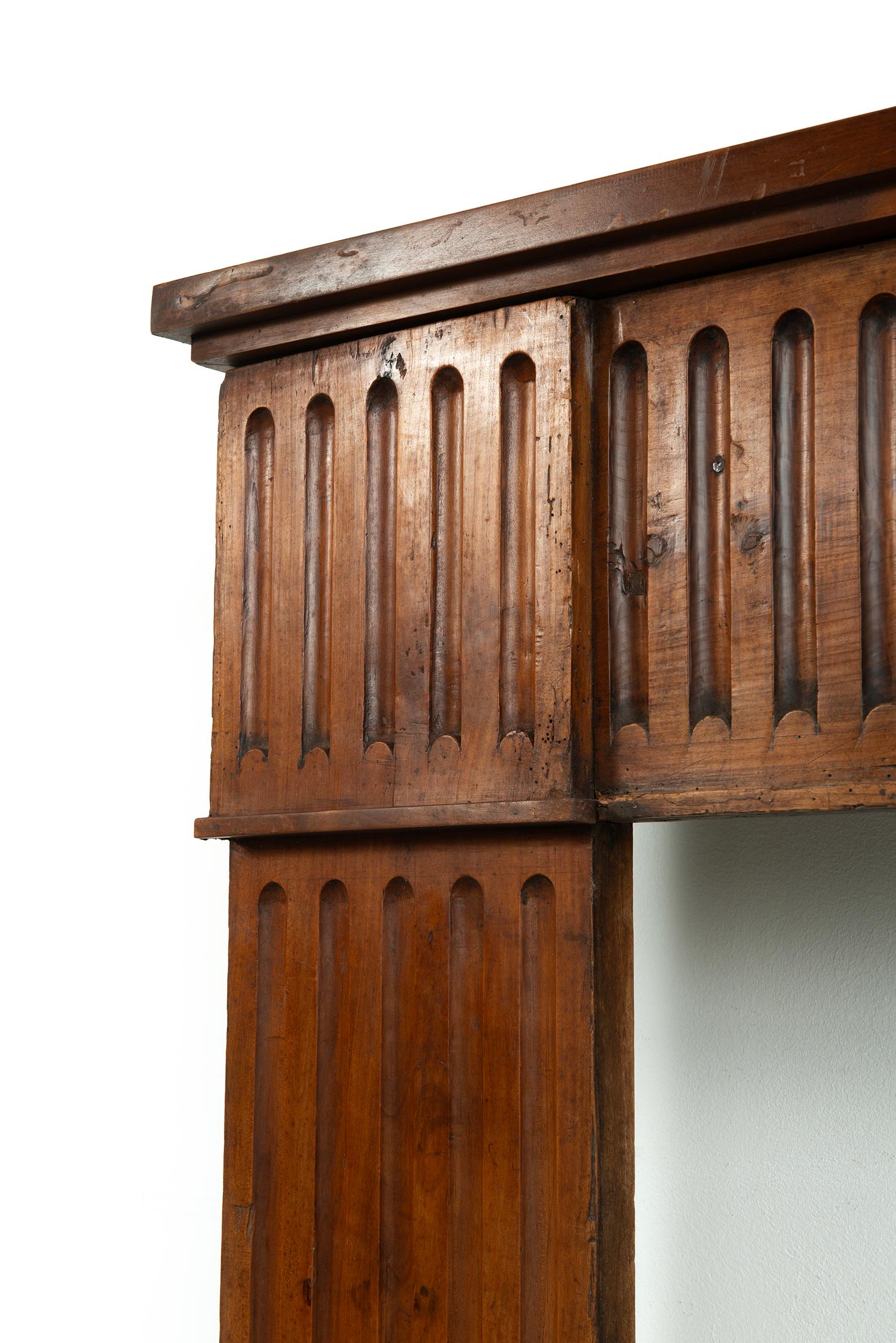 Antiker Kaminsims aus Holz im Angebot 6