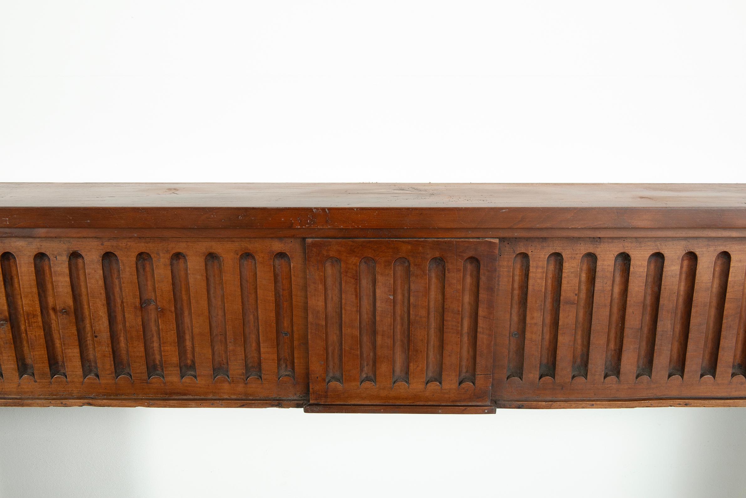 Antique Fireplace mantel in Wood  In Fair Condition For Sale In Haarlem, Noord-Holland