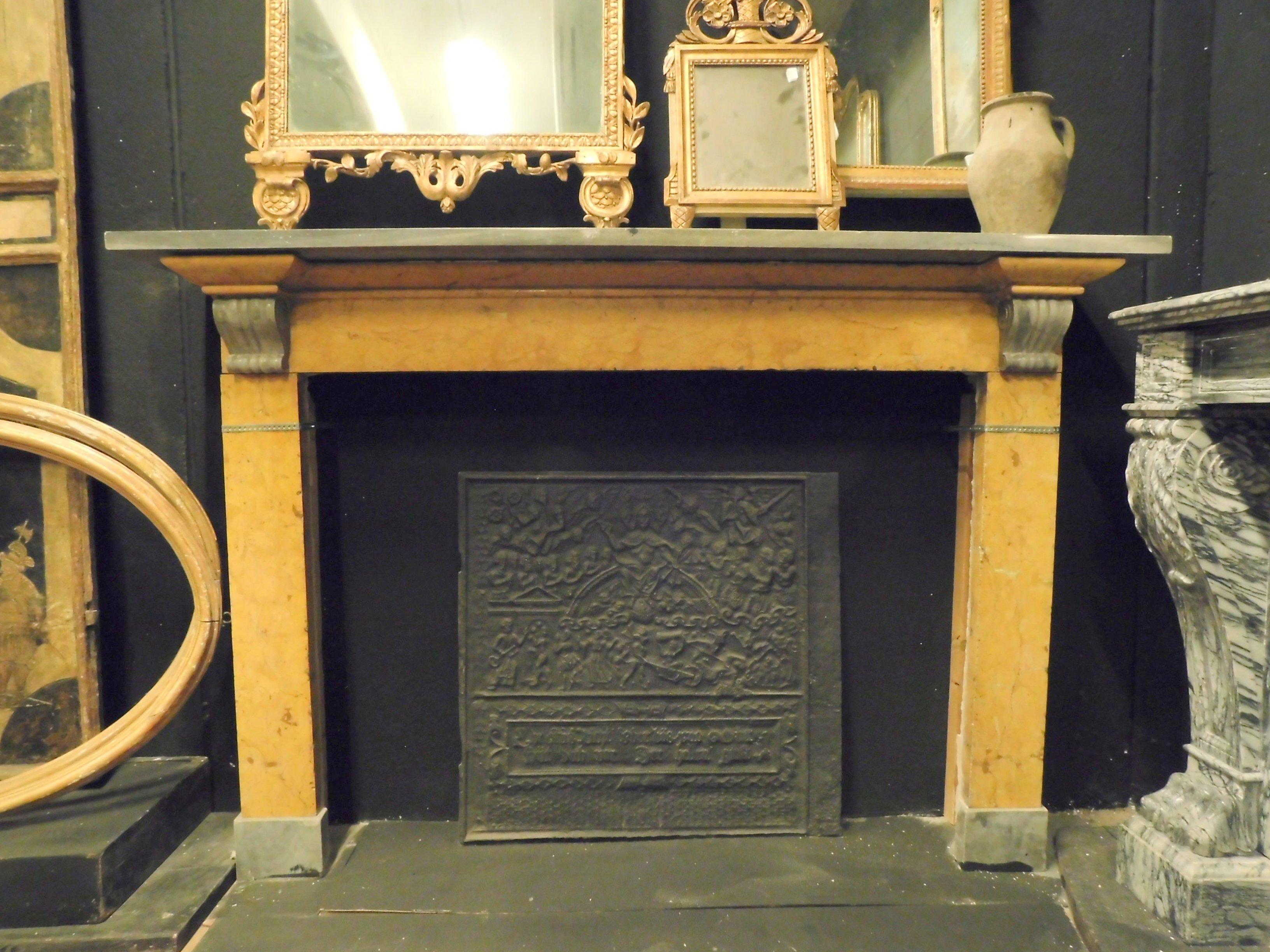 Antique fireplace mantel (fireplace) in different marble, yellow and dark gray colors, beautiful marble and simple fireplace, made in the late 19th century in Italy.
With shelf, suitable for all heat angles, the simple lines make it elegant and