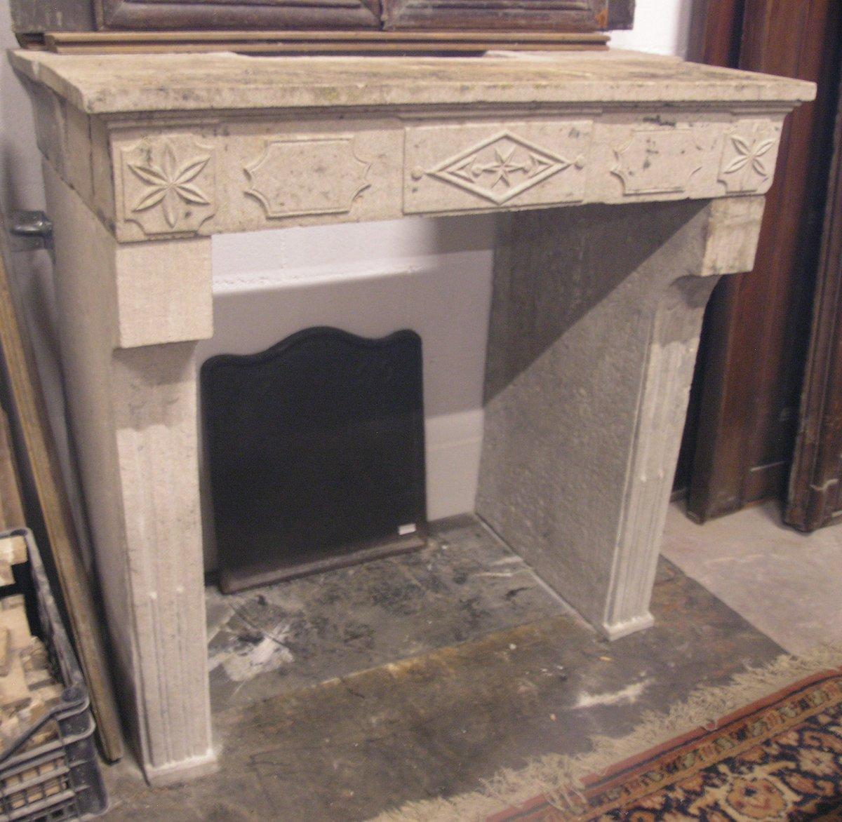Antique fireplace mantel, In refined gray stone, in excellent conservative condition, the star-shaped decorations on the pediment are very beautiful above the hole for the chimney, intact and original.
'700 France.