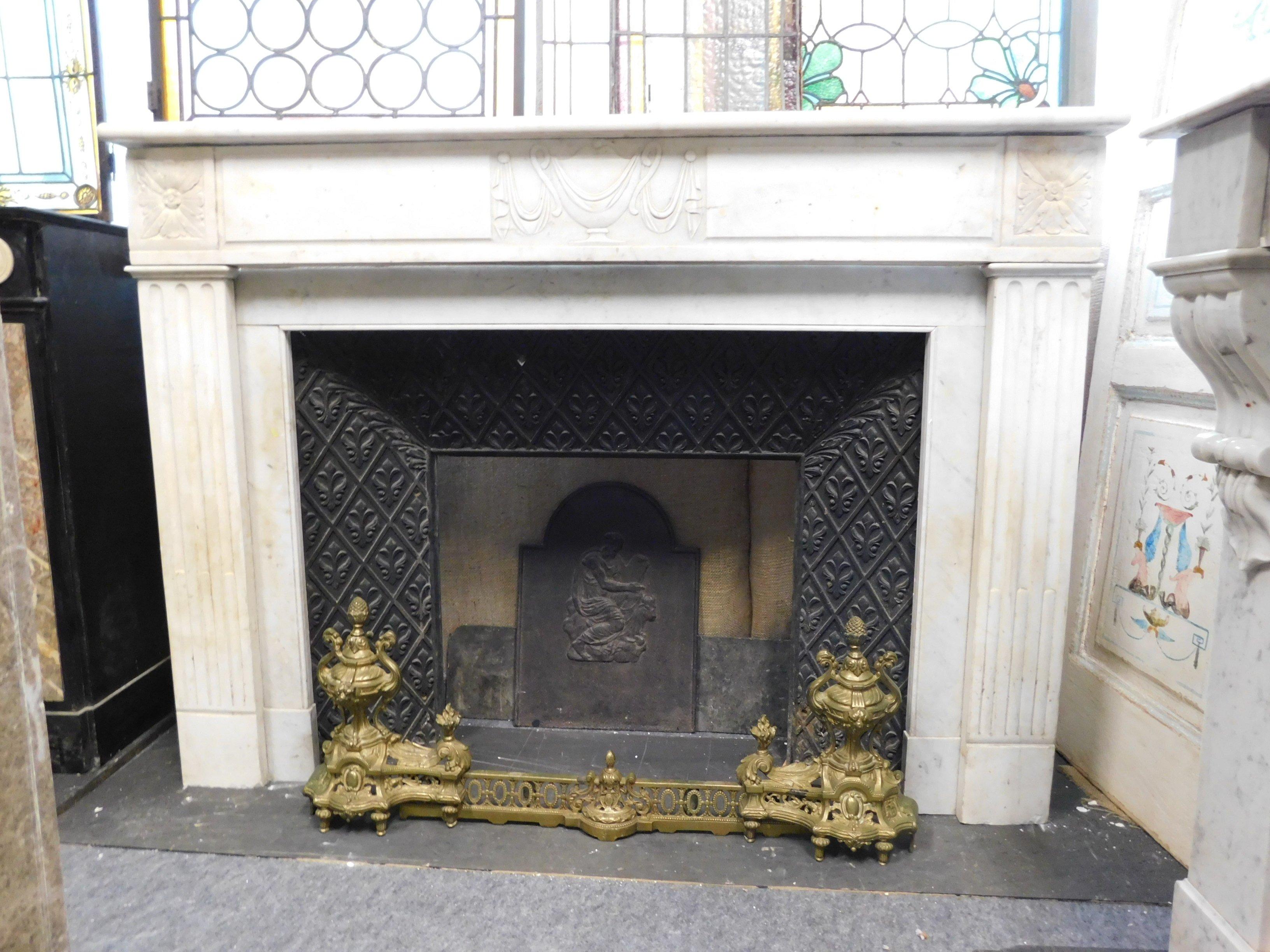 Antique hand carved fireplace in Italian white marble with a central cup shape, side flowers and organ pipe on the legs. Louis XVI style, France, 1700, comes from a noble home, it will enrich your interior with taste and elegance.
Measure cm L 156