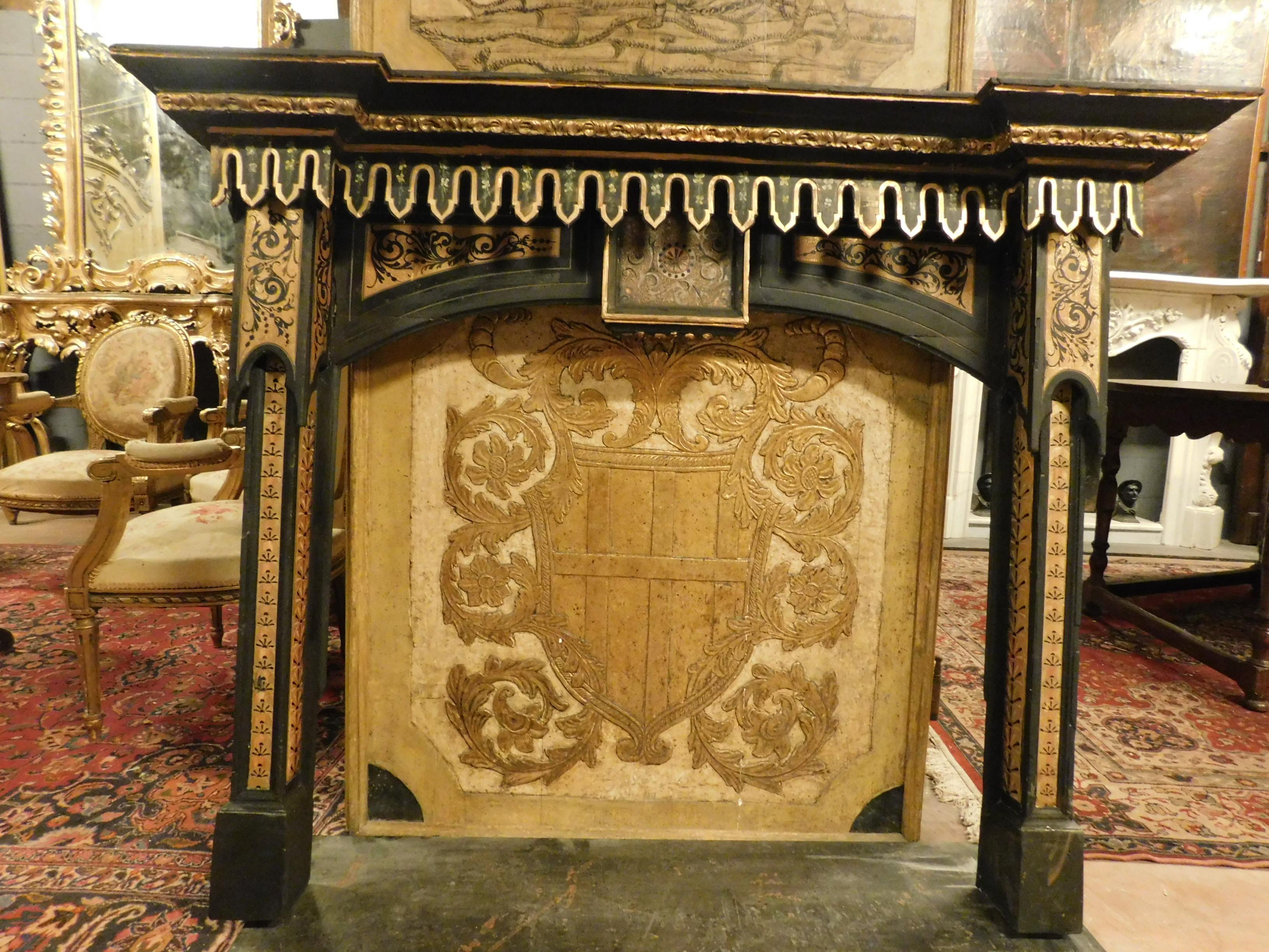 Cheminée ancienne en bois laqué noir et or, néo-gothique, 1800, Italie en vente 7