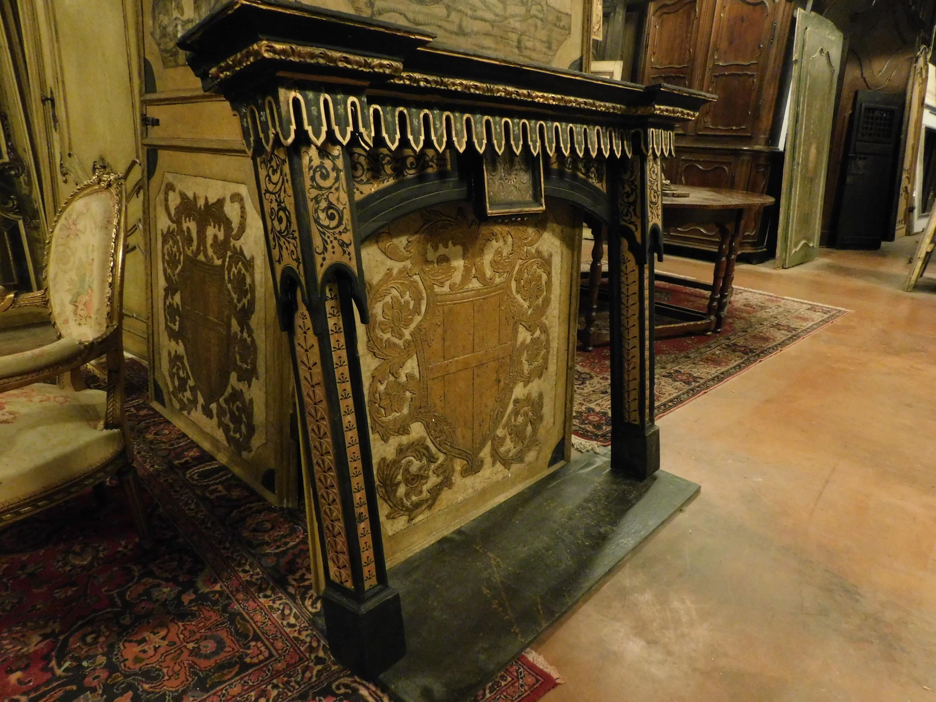 Cheminée ancienne en bois laqué noir et or, néo-gothique, 1800, Italie en vente 8