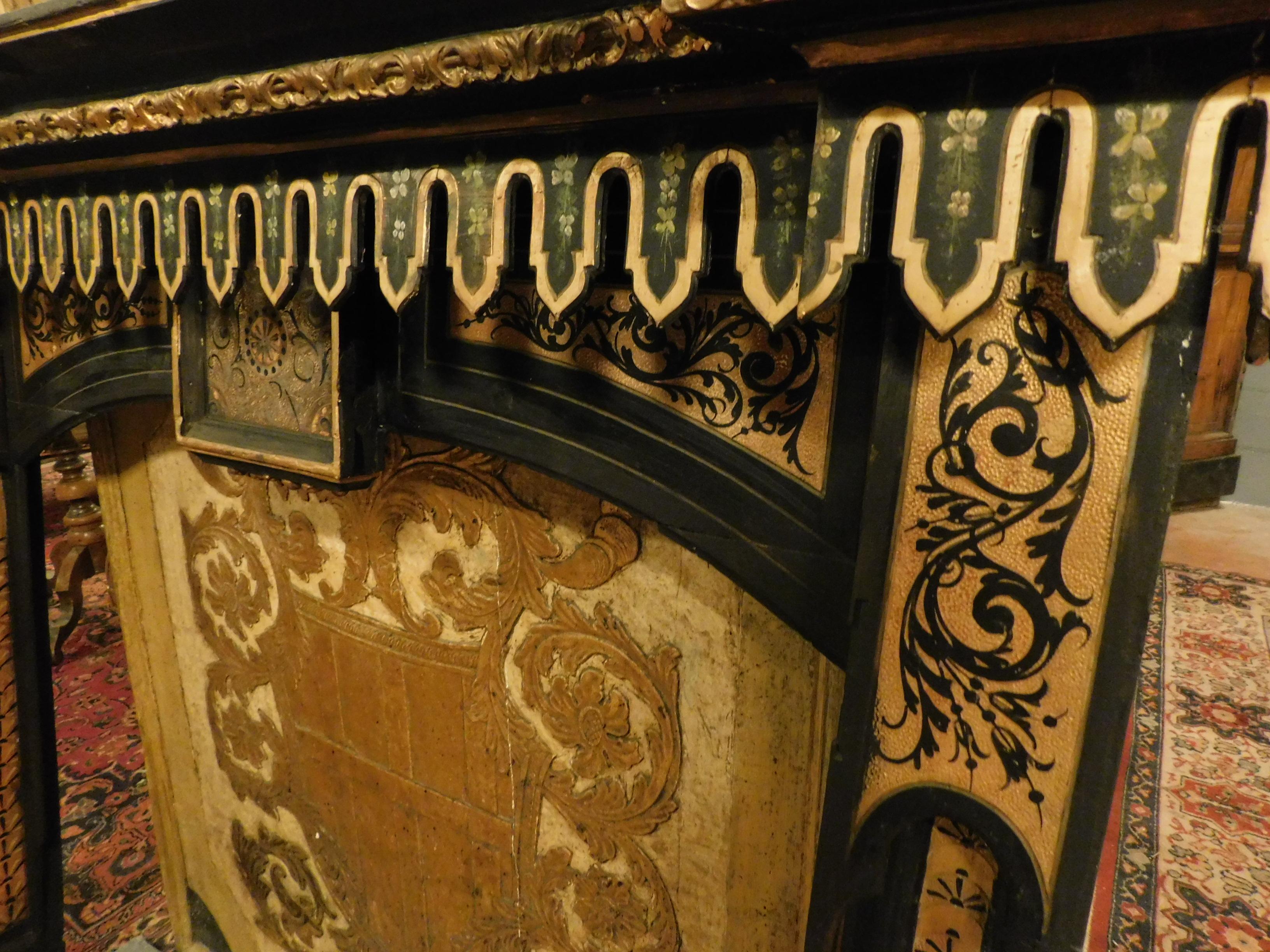 Cheminée ancienne en bois laqué noir et or, néo-gothique, 1800, Italie en vente 10