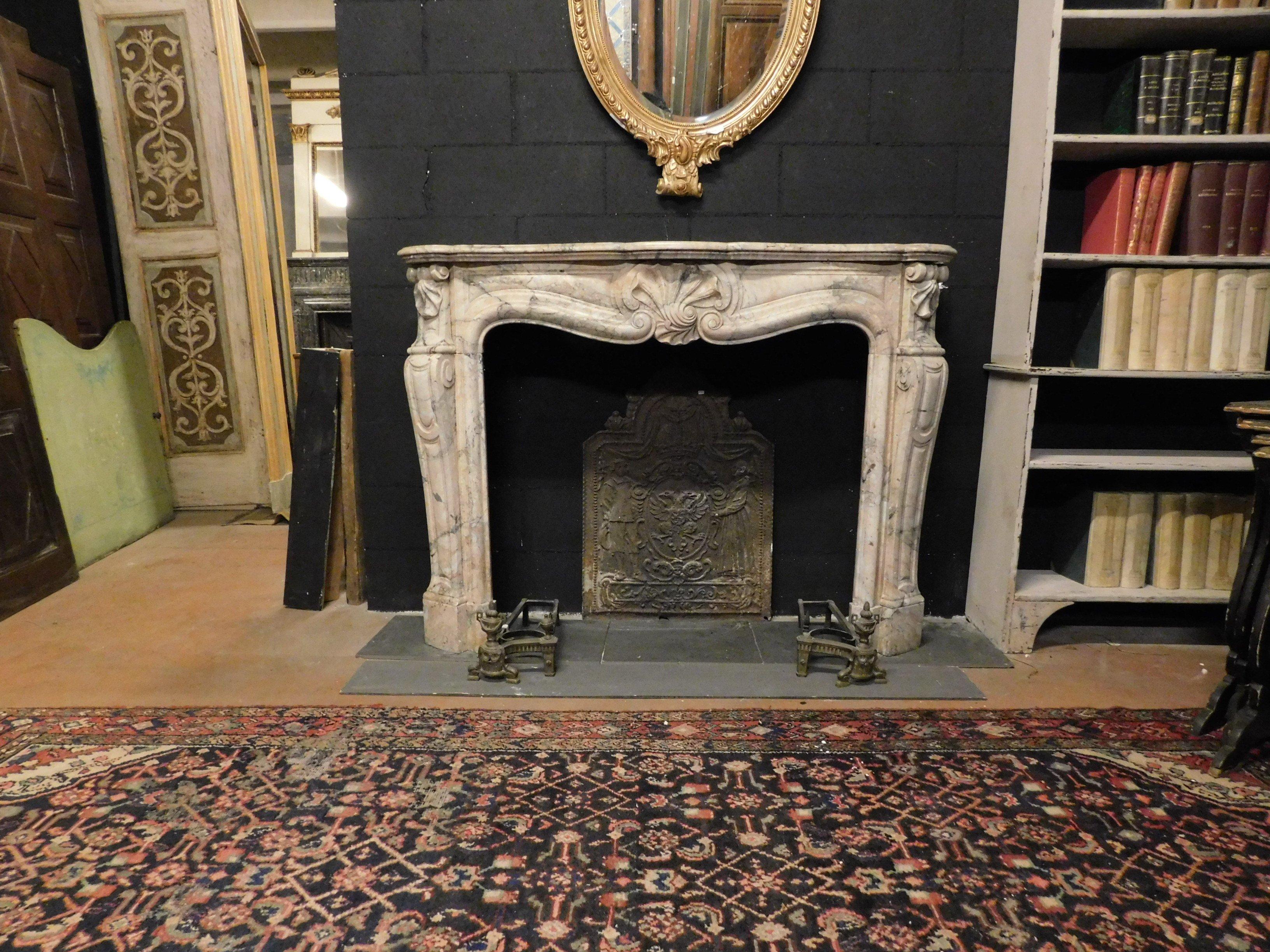 Antique Fireplace Mantle Carved in Pink Marble, Central Shell, 18th Century France In Good Condition In Cuneo, Italy (CN)