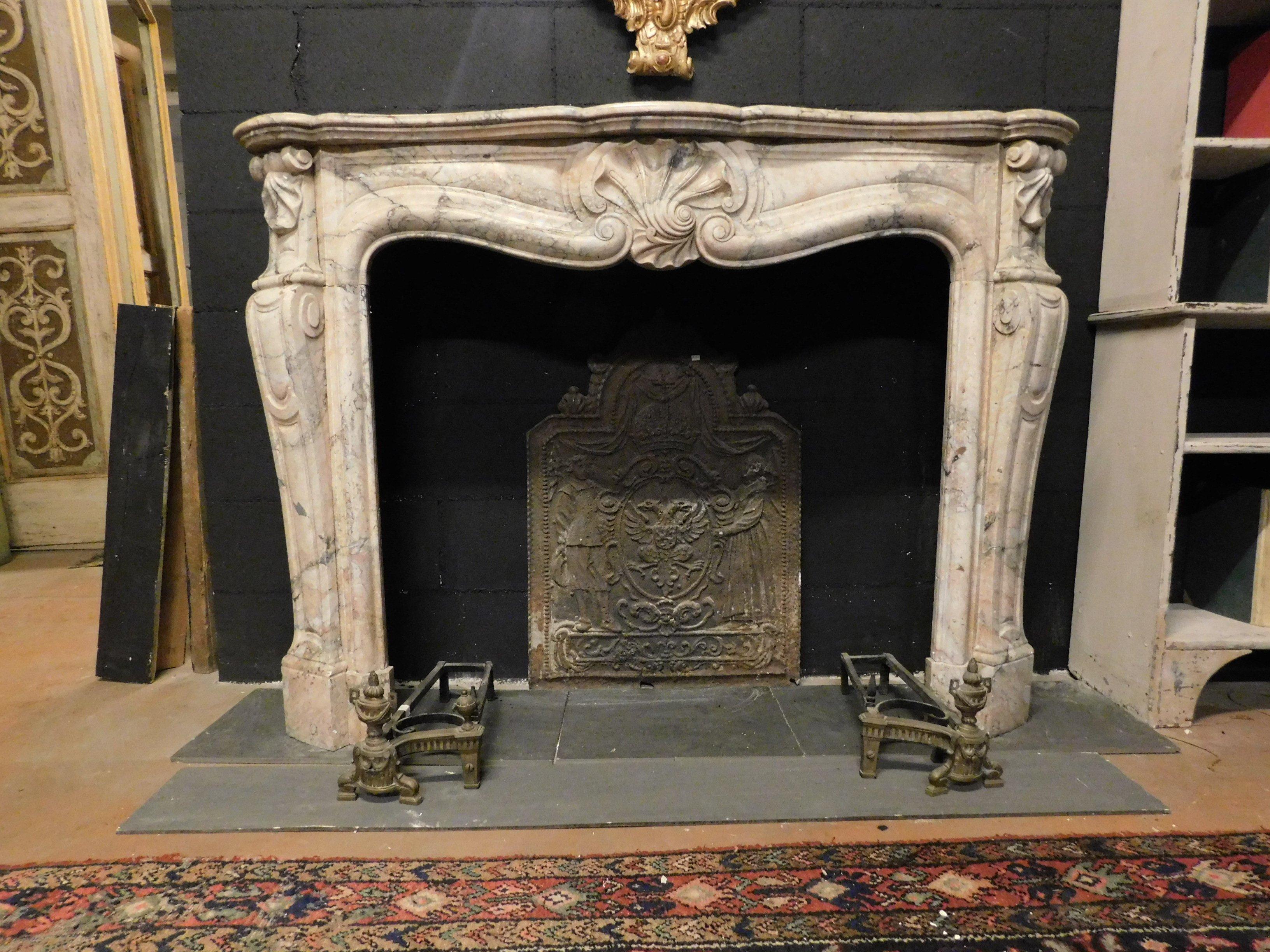 Antique fireplace mantle in precious and rare pink veined marble, hand-carved with a particular central shell and decorated wavy legs, precious, important and authentic of the full 18th century, coming from a palace in France.
Of great taste and
