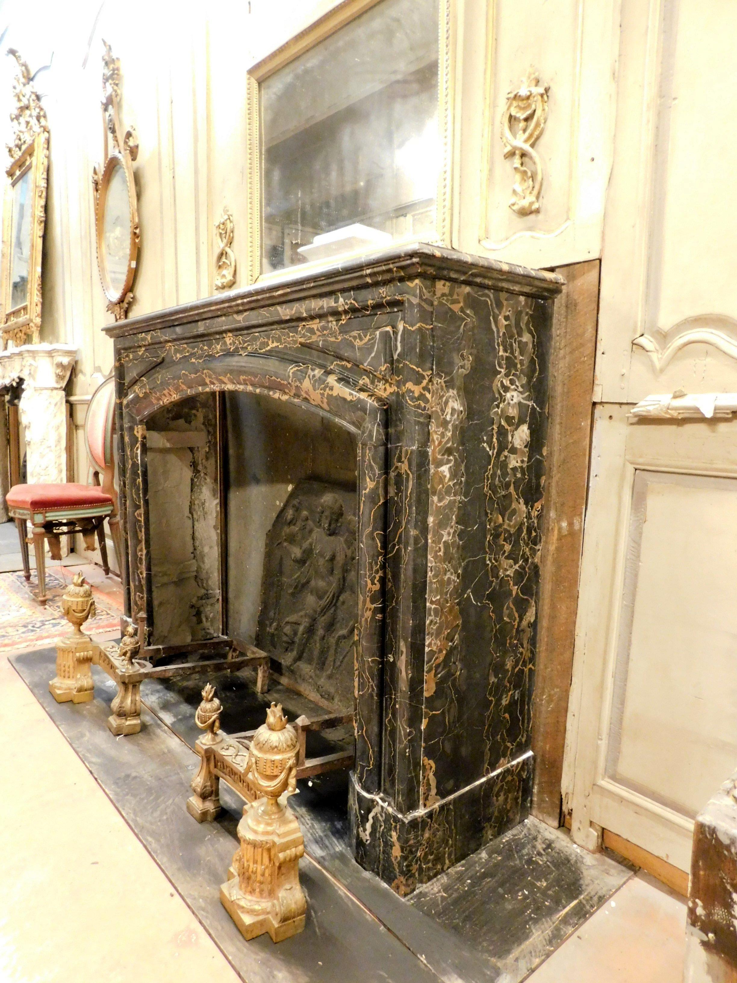 Antique Fireplace Mantle in Black Portoro Veins Marble, 19th Century, France In Good Condition In Cuneo, Italy (CN)