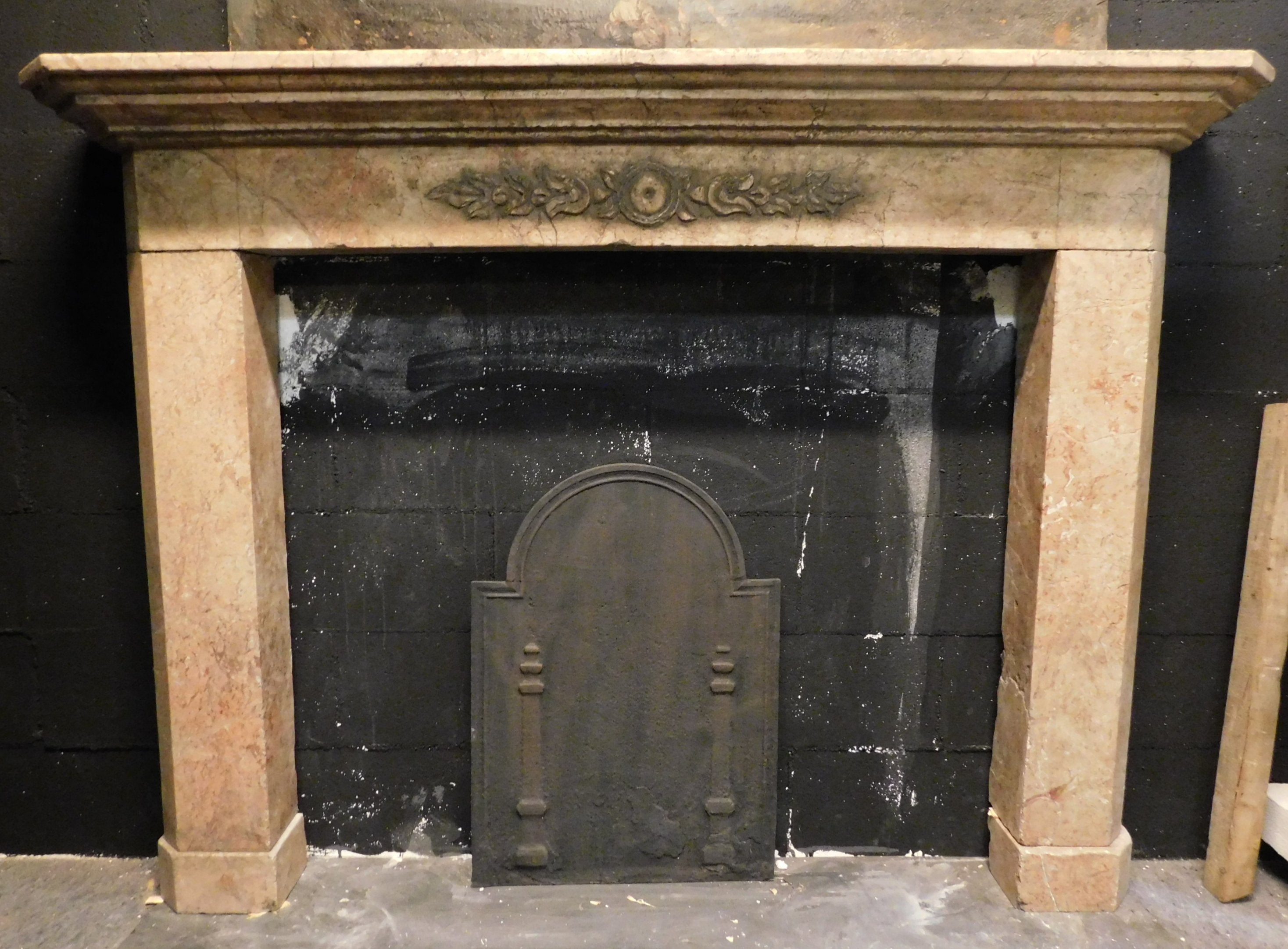 Antique fireplace mantle in pink marble called Breccia Oniciata of Brescia, hand-carved with decoration on the central pediment in the 19th century, for a palace in Italaia (Lombardy).
Geometric, simple and clean, it preserves the historical memory
