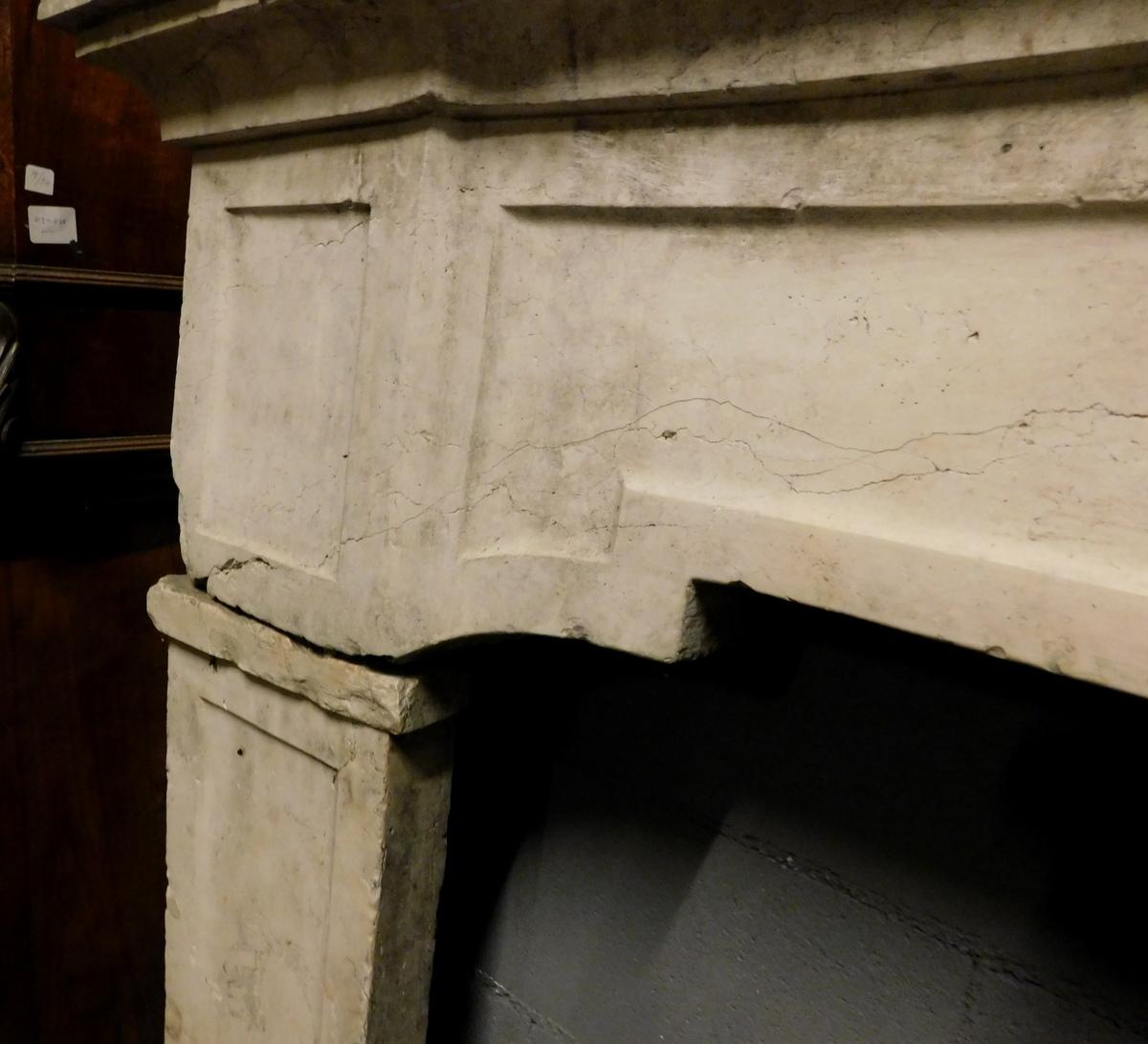 Antique Fireplace Mantle in Calacatta Stone & Black Portoro Marble, '700 Italy In Good Condition For Sale In Cuneo, Italy (CN)