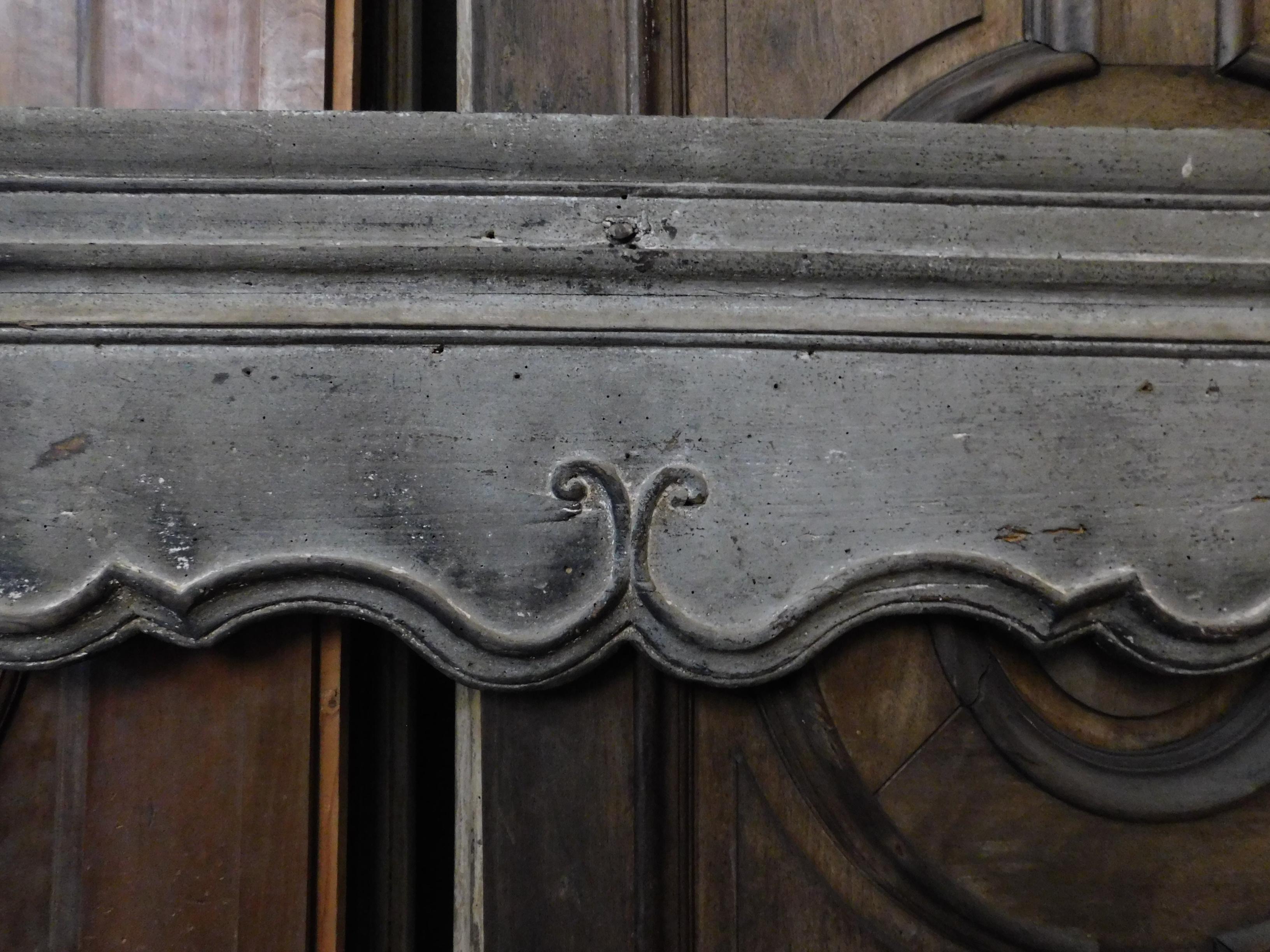 Antiker antiker Kaminsims aus grau lackiertem Holz, 18. Jahrhundert, Italien im Zustand „Gut“ im Angebot in Cuneo, Italy (CN)