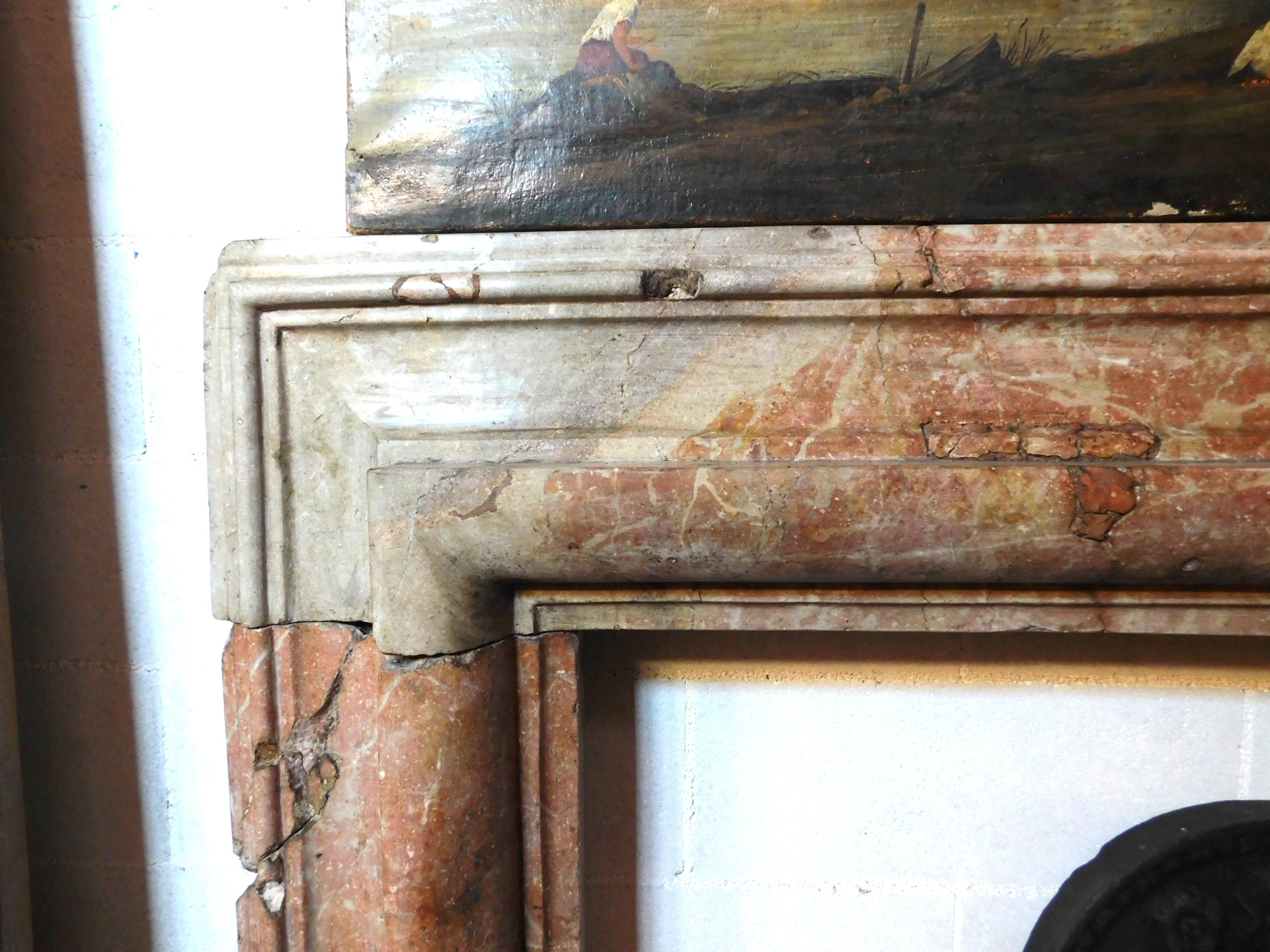 Antiker antiker Kaminsims aus rotem Marmor „Macchia Vecchia“ aus dem 17. Jahrhundert, Italien im Zustand „Gut“ im Angebot in Cuneo, Italy (CN)