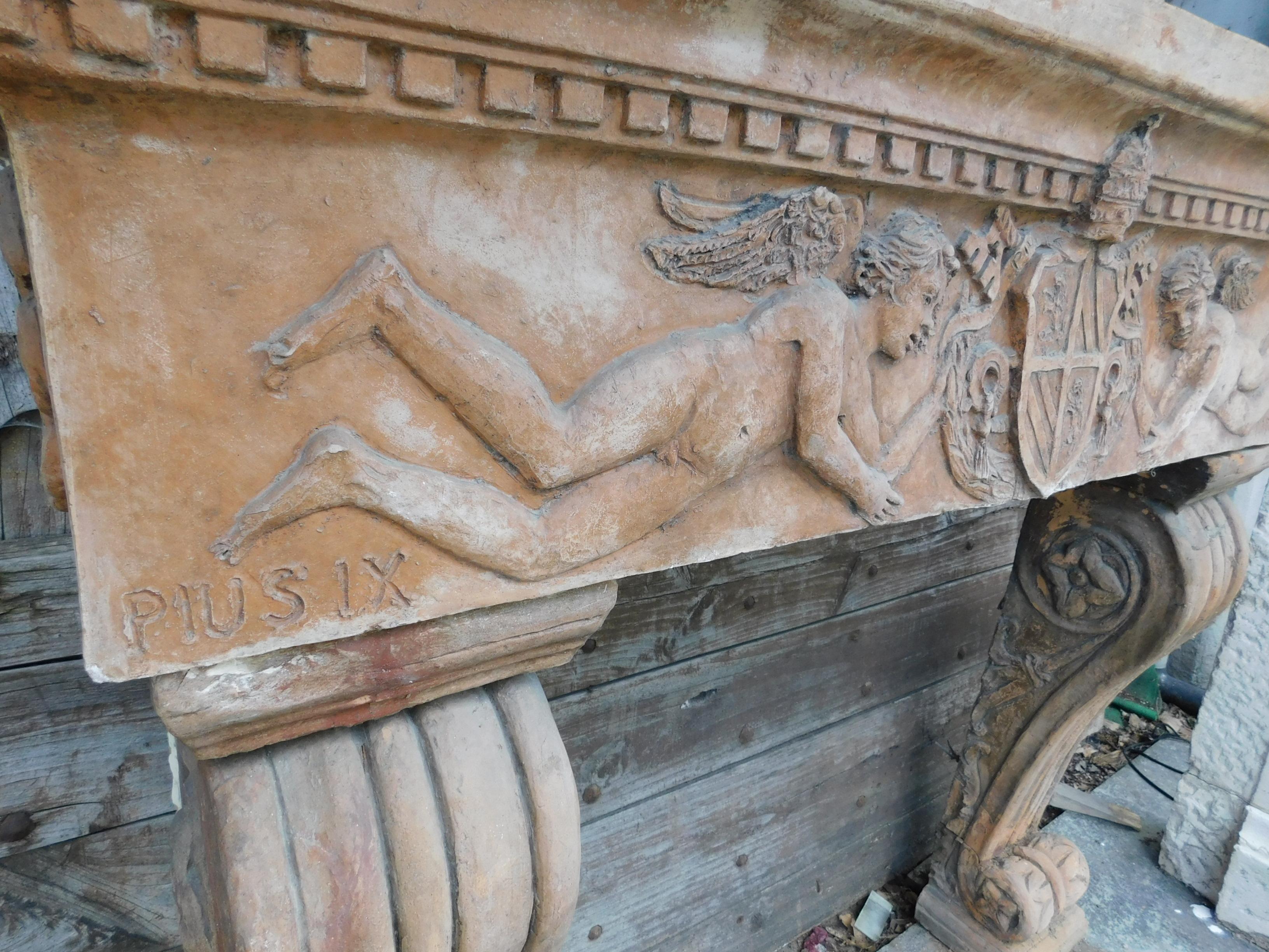 Antiker Kaminsims aus Terrakotta mit geschnitzten Putten, 20. Jahrhundert, Italien im Zustand „Gut“ im Angebot in Cuneo, Italy (CN)