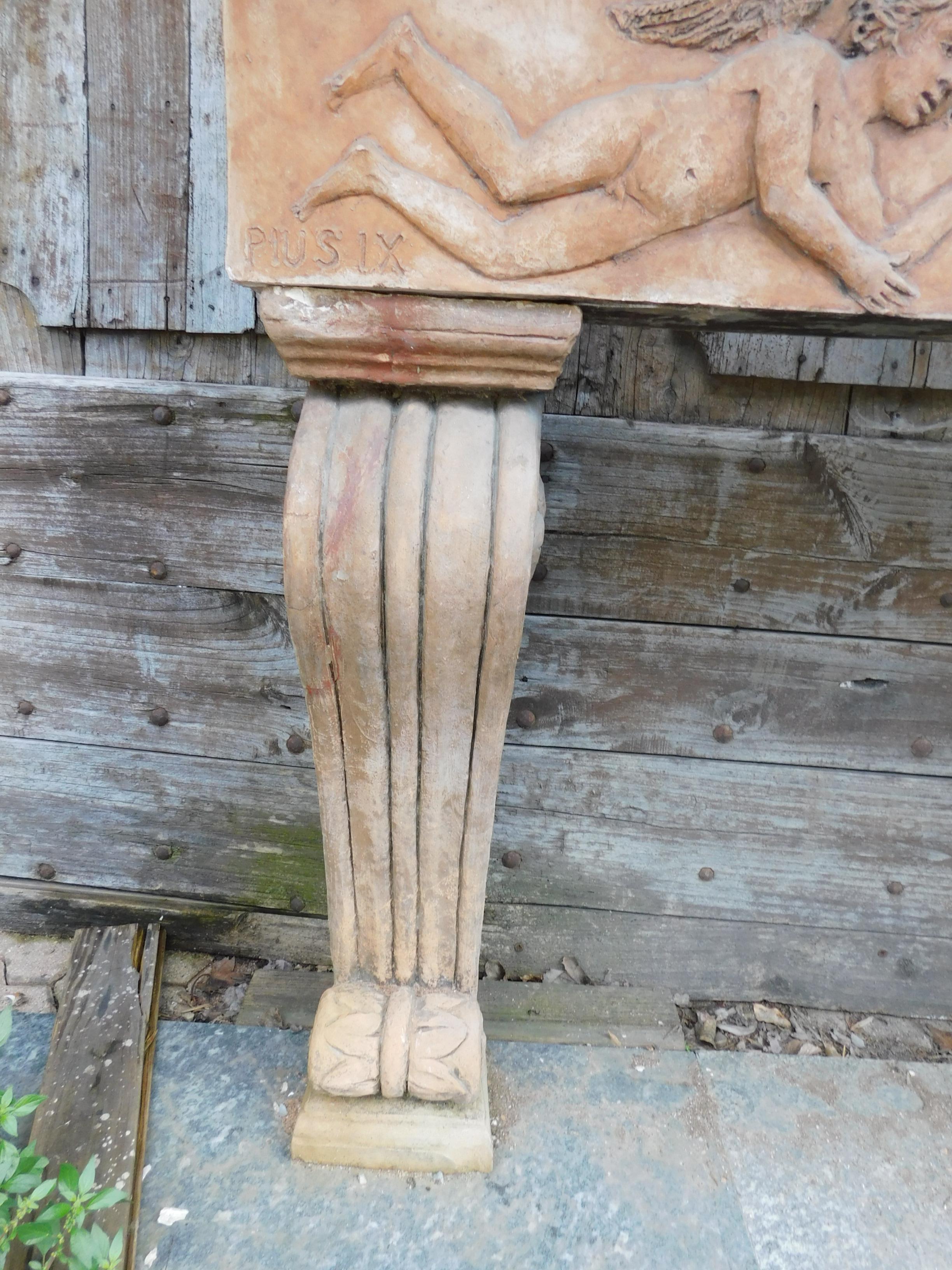 Antiker Kaminsims aus Terrakotta mit geschnitzten Putten, 20. Jahrhundert, Italien im Angebot 1