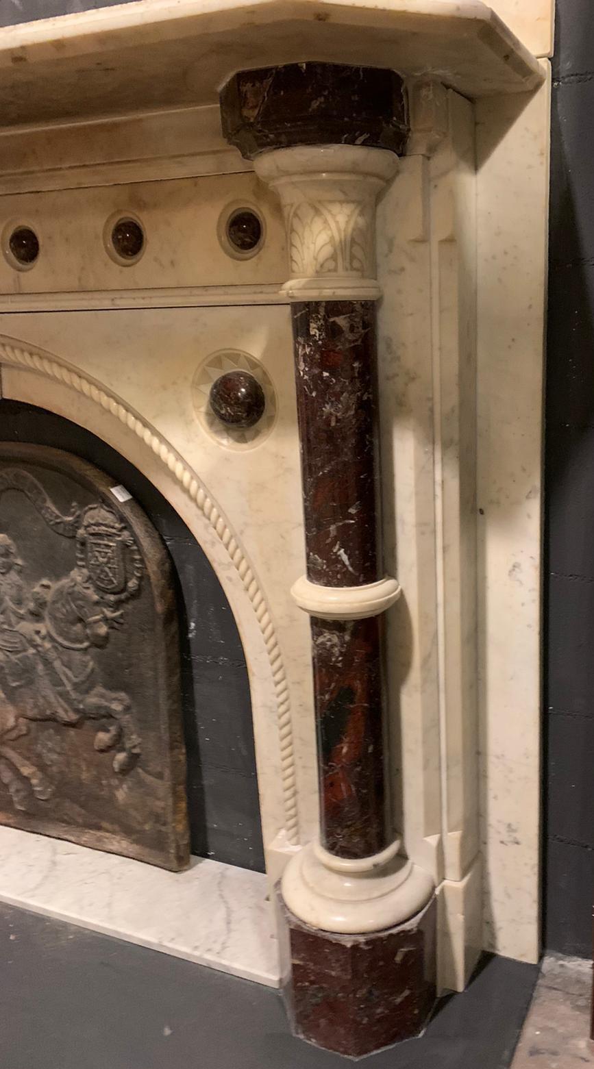 Antiguo manto de chimenea de mármol blanco y rojo, taraceado y tallado, '800 Italia en venta 1