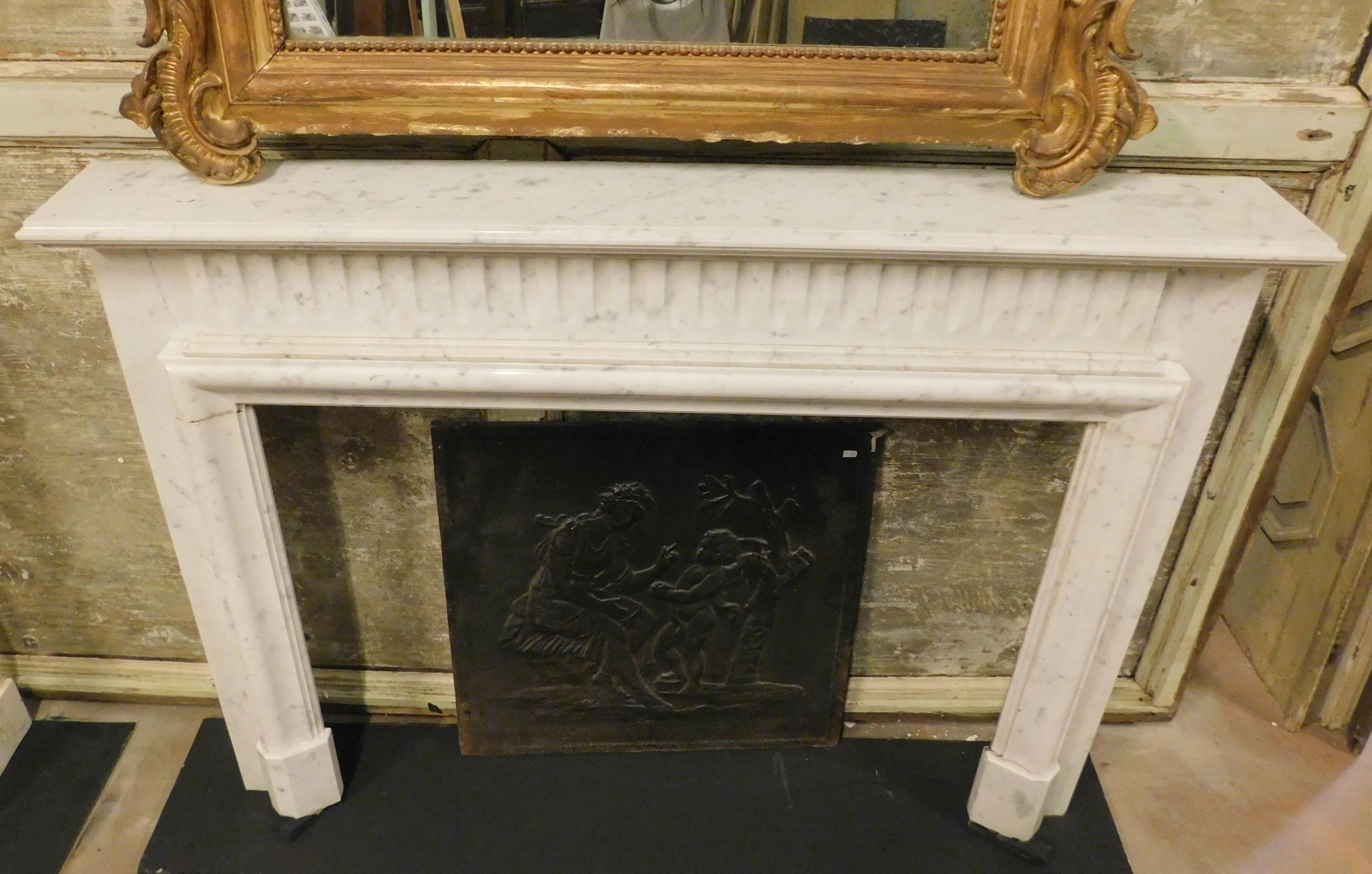Antique Fireplace Mantle in White Carrara Marble, 19th Century France In Good Condition In Cuneo, Italy (CN)