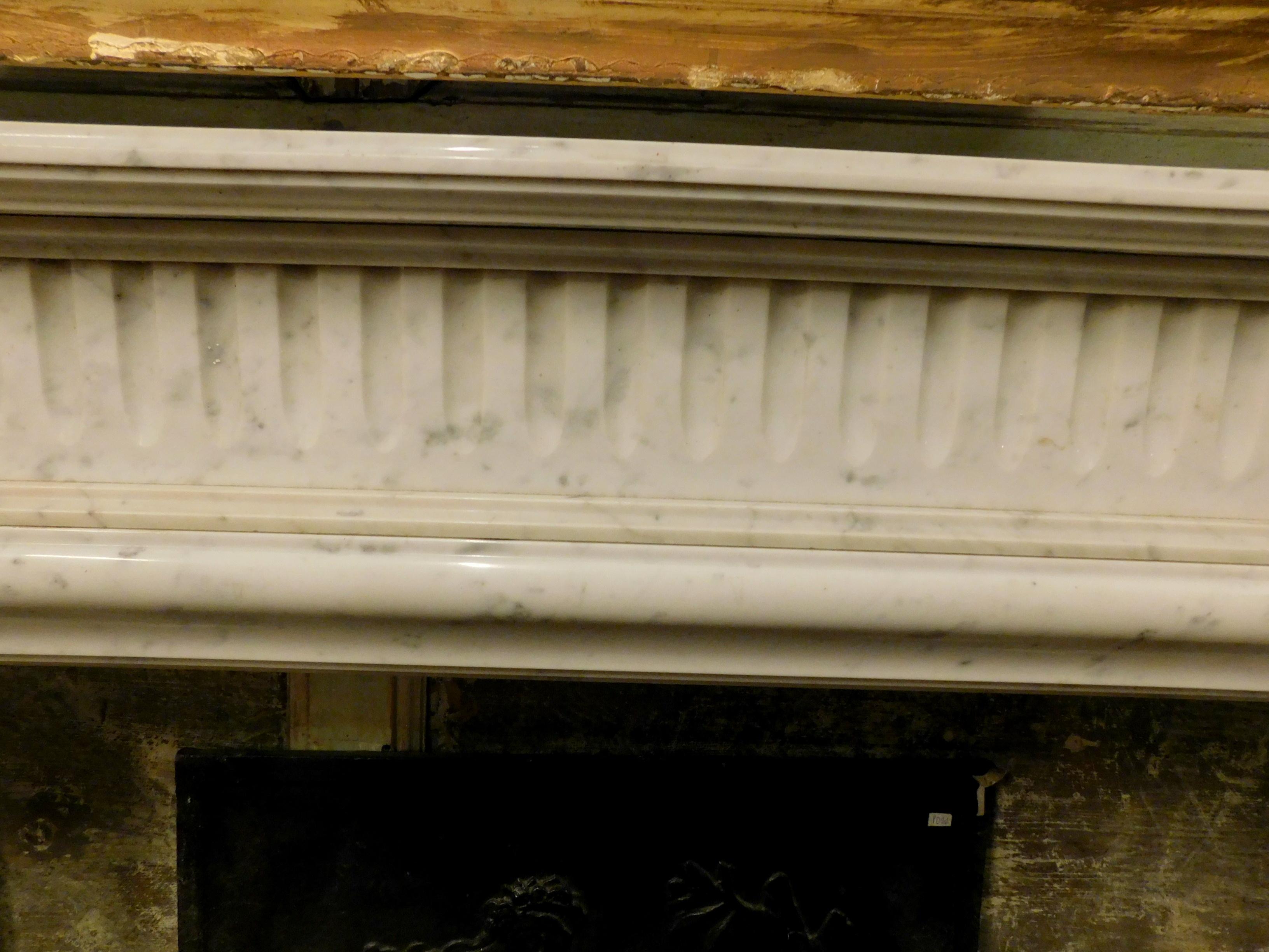 Antique Fireplace Mantle in White Carrara Marble, 19th Century France 3