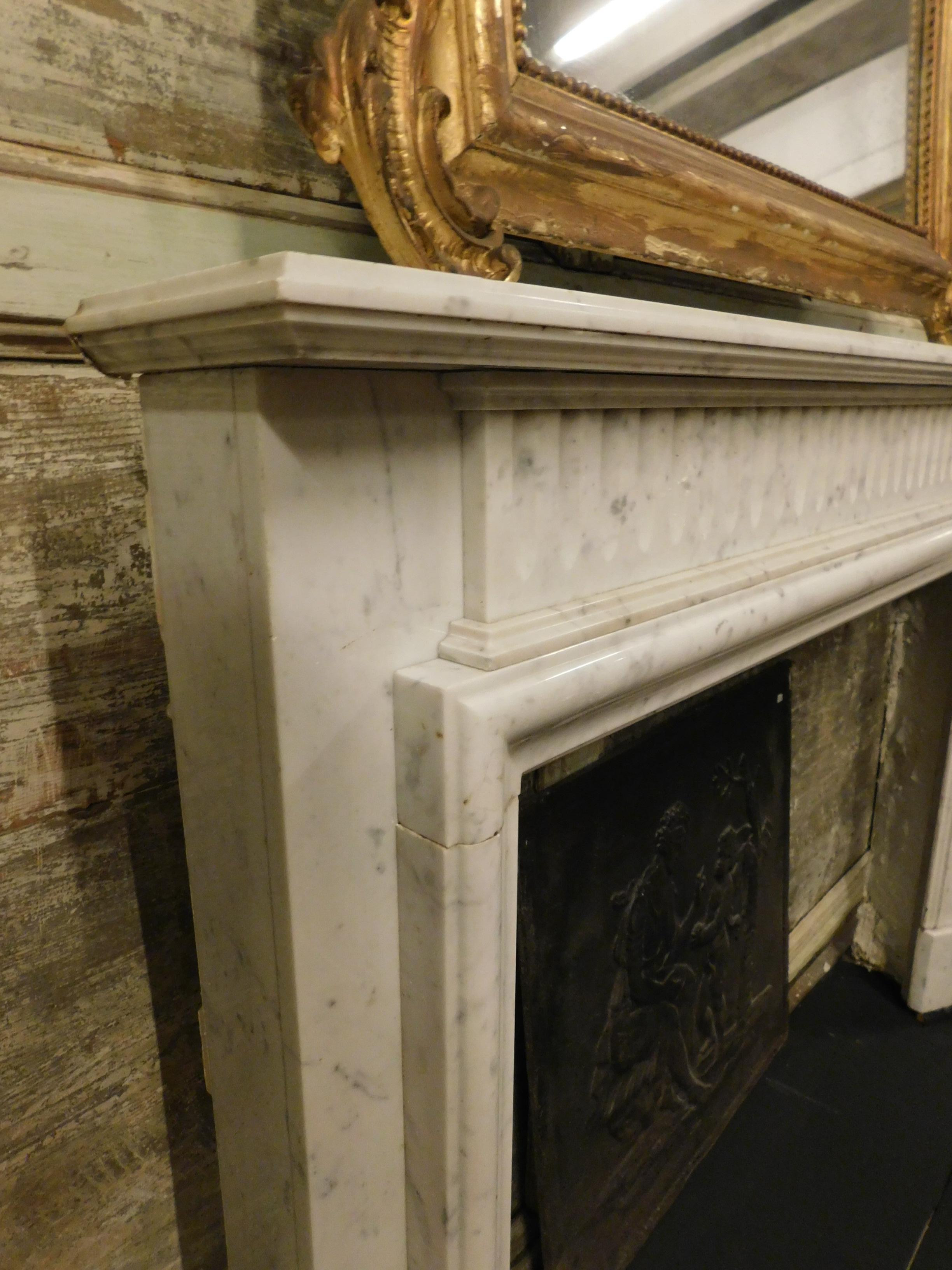 Antique Fireplace Mantle in White Carrara Marble, 19th Century France 4
