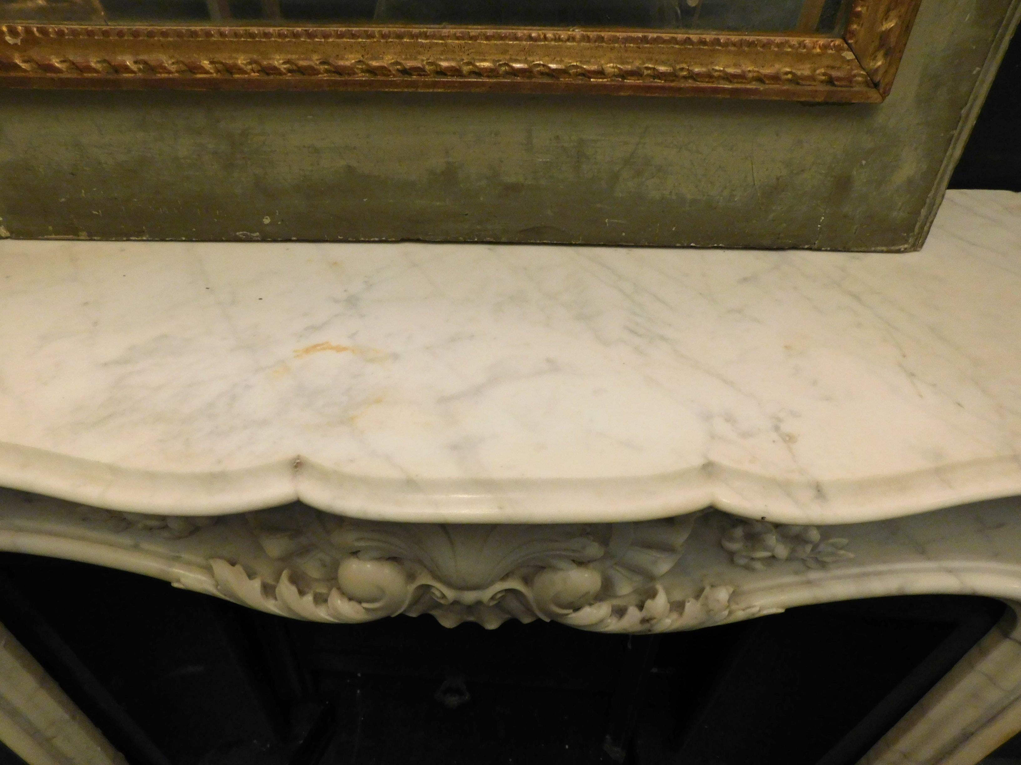 Antique Fireplace Mantel in White Carrara Marble, France, 1800 In Good Condition In Cuneo, Italy (CN)