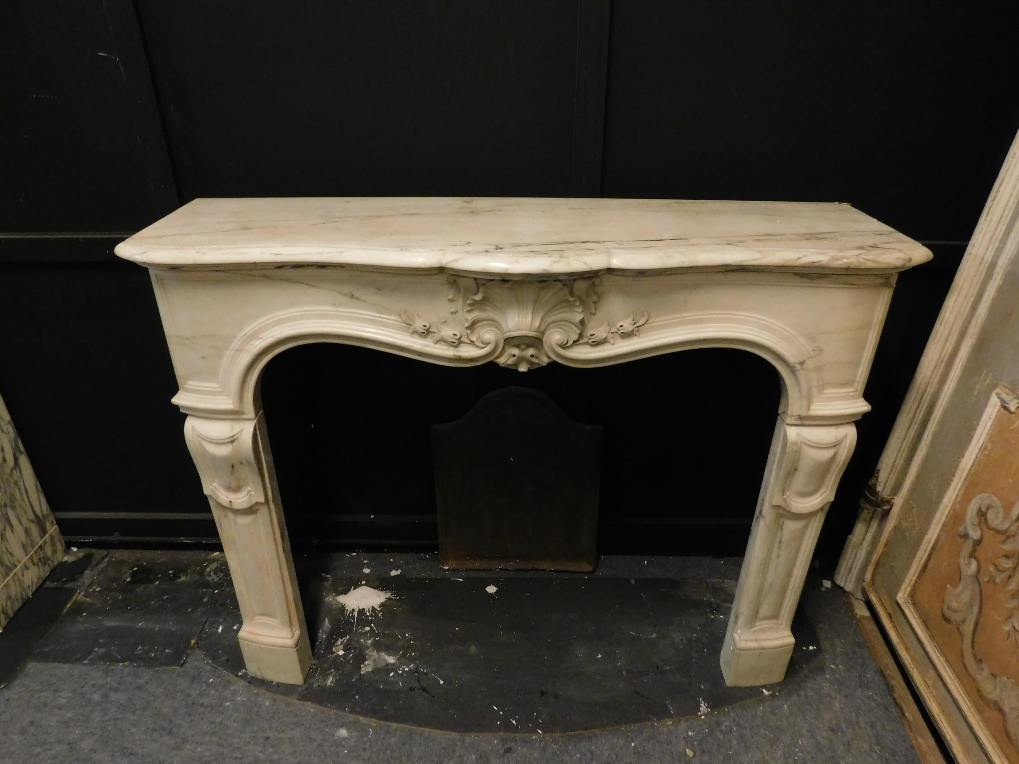 Antique Fireplace Mantle in White Carrara Marble, Louis XV Style, 1750, France In Good Condition In Cuneo, Italy (CN)