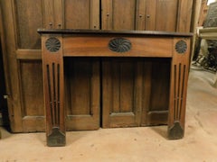 Antiguo manto de chimenea de madera de nogal, esculturas ebonizadas, Charles X, Italia